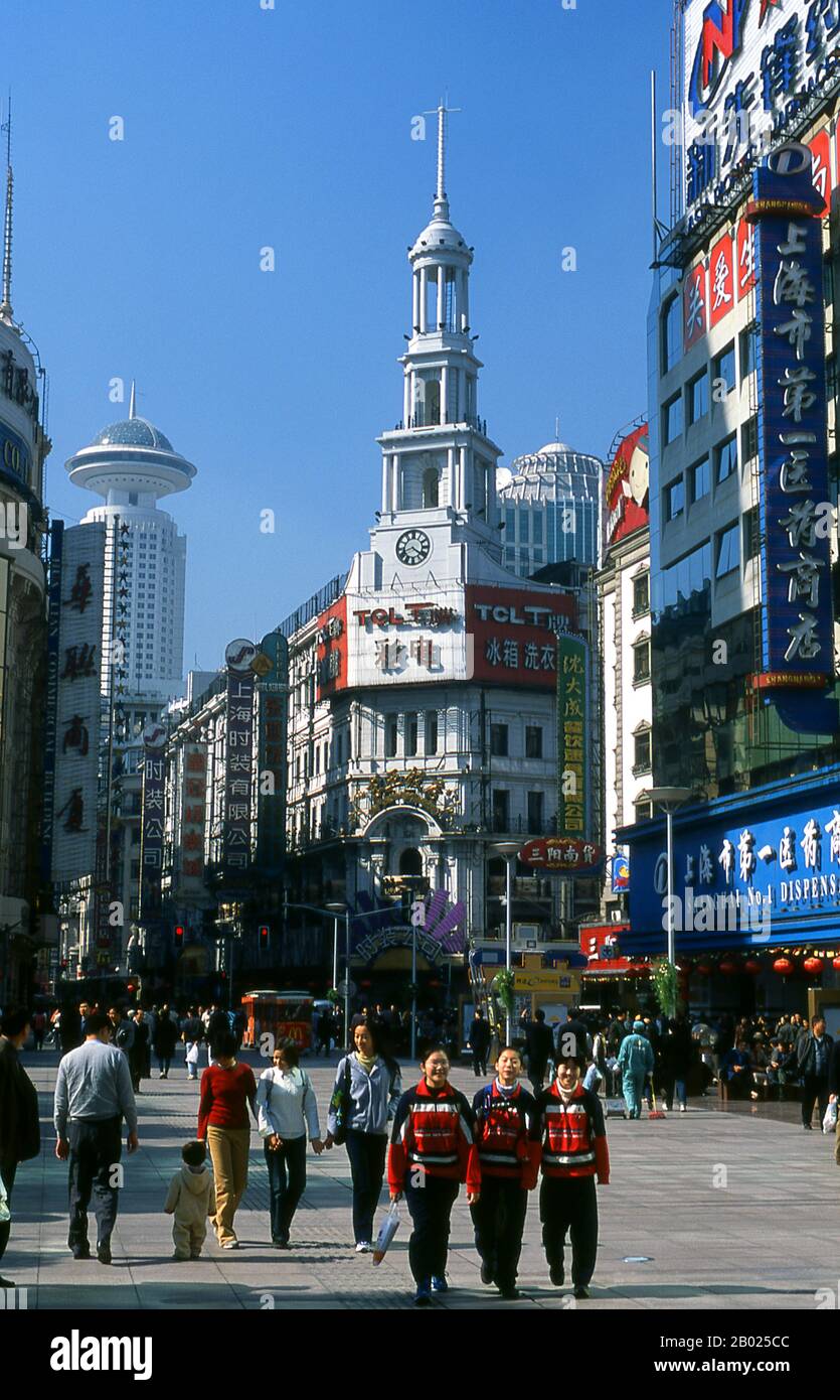 Chine : Nanjing lu, avenue commerçante exclusive de Shanghai, (Walking Street), Shanghai. Shanghai a commencé sa vie comme un village de pêcheurs, et plus tard comme un port recevant des marchandises transportées sur le fleuve Yangzi. À partir de 1842, au lendemain de la première guerre de l’opium, les Britanniques ont ouvert une « concession » à Shanghai où les trafiquants de drogue et autres commerçants pouvaient opérer sans être dérangés. Les Français, les Italiens, les Allemands, les Américains et les Japonais ont tous suivi. Dans les années 1920 et 1930, Shanghai était une ville florissante et un synonyme international de dissipation. Banque D'Images