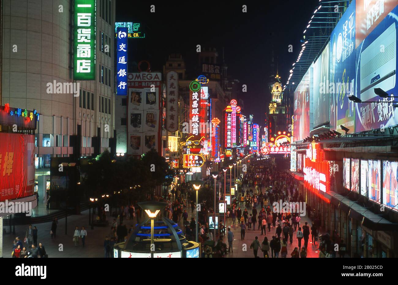 Chine : néons sur Nanjing lu, avenue commerçante exclusive de Shanghai, (Walking Street), Shanghai. Shanghai a commencé sa vie comme un village de pêcheurs, et plus tard comme un port recevant des marchandises transportées sur le fleuve Yangzi. À partir de 1842, au lendemain de la première guerre de l’opium, les Britanniques ont ouvert une « concession » à Shanghai où les trafiquants de drogue et autres commerçants pouvaient opérer sans être dérangés. Les Français, les Italiens, les Allemands, les Américains et les Japonais ont tous suivi. Dans les années 1920 et 1930, Shanghai était une ville florissante et un synonyme international de dissipation. Banque D'Images