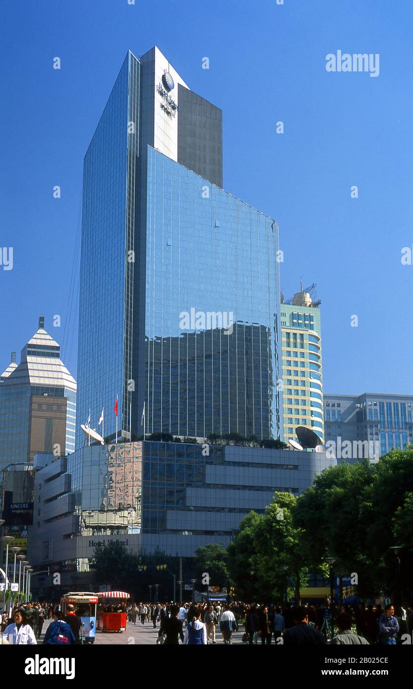 Chine : Hôtel Sofitel, Nanjing lu, avenue commerçante exclusive de Shanghai, (Walking Street), Shanghai. Shanghai a commencé sa vie comme un village de pêcheurs, et plus tard comme un port recevant des marchandises transportées sur le fleuve Yangzi. À partir de 1842, au lendemain de la première guerre de l’opium, les Britanniques ont ouvert une « concession » à Shanghai où les trafiquants de drogue et autres commerçants pouvaient opérer sans être dérangés. Les Français, les Italiens, les Allemands, les Américains et les Japonais ont tous suivi. Dans les années 1920 et 1930, Shanghai était une ville florissante et un synonyme international de dissipation. Banque D'Images