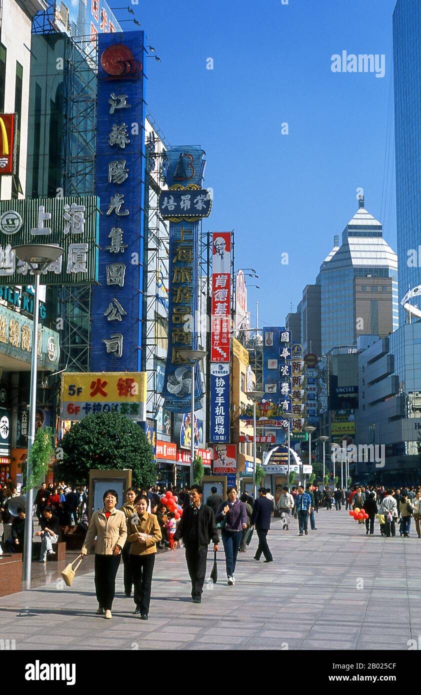 Chine : Nanjing lu, avenue commerçante exclusive de Shanghai, (Walking Street), Shanghai. Shanghai a commencé sa vie comme un village de pêcheurs, et plus tard comme un port recevant des marchandises transportées sur le fleuve Yangzi. À partir de 1842, au lendemain de la première guerre de l’opium, les Britanniques ont ouvert une « concession » à Shanghai où les trafiquants de drogue et autres commerçants pouvaient opérer sans être dérangés. Les Français, les Italiens, les Allemands, les Américains et les Japonais ont tous suivi. Dans les années 1920 et 1930, Shanghai était une ville florissante et un synonyme international de dissipation. Banque D'Images