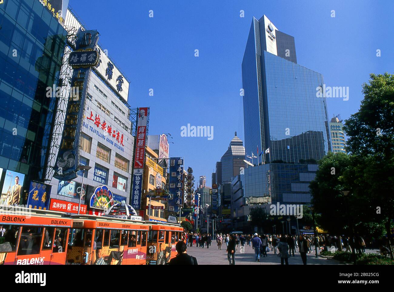 Chine : Hôtel Sofitel, Nanjing lu, avenue commerçante exclusive de Shanghai, (Walking Street), Shanghai. Shanghai a commencé sa vie comme un village de pêcheurs, et plus tard comme un port recevant des marchandises transportées sur le fleuve Yangzi. À partir de 1842, au lendemain de la première guerre de l’opium, les Britanniques ont ouvert une « concession » à Shanghai où les trafiquants de drogue et autres commerçants pouvaient opérer sans être dérangés. Les Français, les Italiens, les Allemands, les Américains et les Japonais ont tous suivi. Dans les années 1920 et 1930, Shanghai était une ville florissante et un synonyme international de dissipation. Banque D'Images