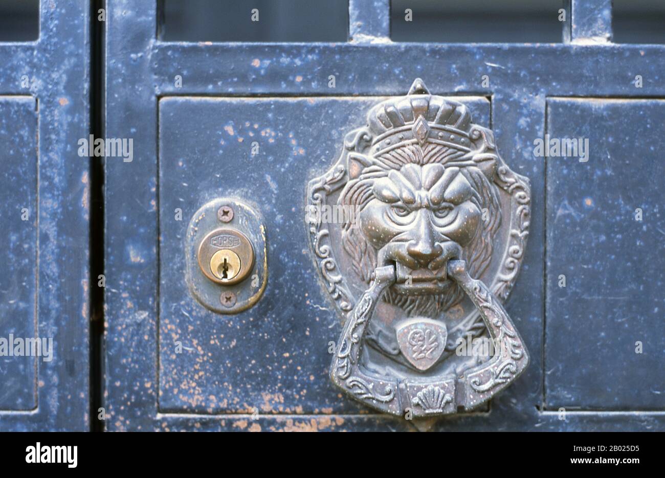 Chine : un détail de poignée de porte Bund (Zhongshan Donglu), Shanghai. Le Bund (chinois : Wàitān) est une zone du district de Huangpu dans le centre de Shanghai. La zone est centrée sur une section de la route Zhongshan (East-1 Zhongshan Road) dans l'ancienne colonie internationale de Shanghai, qui longe la rive ouest du fleuve Huangpu, face à Pudong, dans la partie est du district de Huangpu. Le Bund fait généralement référence aux bâtiments et aux quais sur cette section de la route, ainsi qu'à certaines zones adjacentes. Shanghai a commencé sa vie comme un village de pêcheurs, et plus tard comme un port recevant des marchandises transportées sur le Yangzi. Banque D'Images