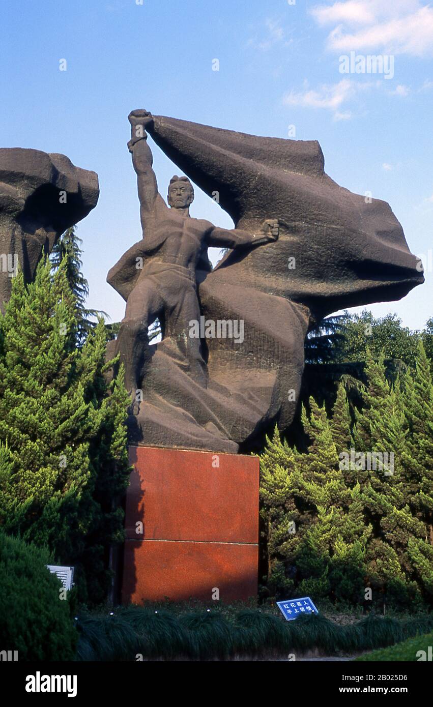 Chine : statue socialiste de style réaliste sur le Bund, Shanghai. Le Bund (chinois : Wàitān) est une zone du district de Huangpu dans le centre de Shanghai. La zone est centrée sur une section de la route Zhongshan (East-1 Zhongshan Road) dans l'ancienne colonie internationale de Shanghai, qui longe la rive ouest du fleuve Huangpu, face à Pudong, dans la partie est du district de Huangpu. Le Bund fait généralement référence aux bâtiments et aux quais sur cette section de la route, ainsi qu'à certaines zones adjacentes. Shanghai a commencé sa vie comme un village de pêcheurs, et plus tard comme un port recevant des marchandises transportées sur le Yangzi. Banque D'Images