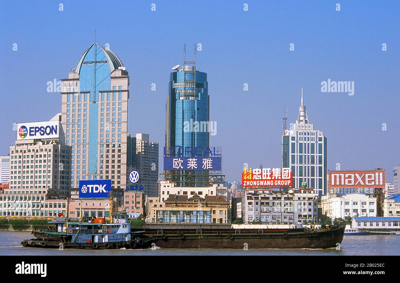 Chine : le Panorama Hotel (à gauche) et la Shanghai Bund International Tower (au centre), Shanghai, 2000. Shanghai a commencé sa vie comme un village de pêcheurs, et plus tard comme un port recevant des marchandises transportées sur le fleuve Yangzi. À partir de 1842, au lendemain de la première guerre de l’opium, les Britanniques ont ouvert une « concession » à Shanghai où les trafiquants de drogue et autres commerçants pouvaient opérer sans être dérangés. Les Français, les Italiens, les Allemands, les Américains et les Japonais ont tous suivi. Dans les années 1920 et 1930, Shanghai était une ville florissante et un synonyme international de dissipation. Banque D'Images