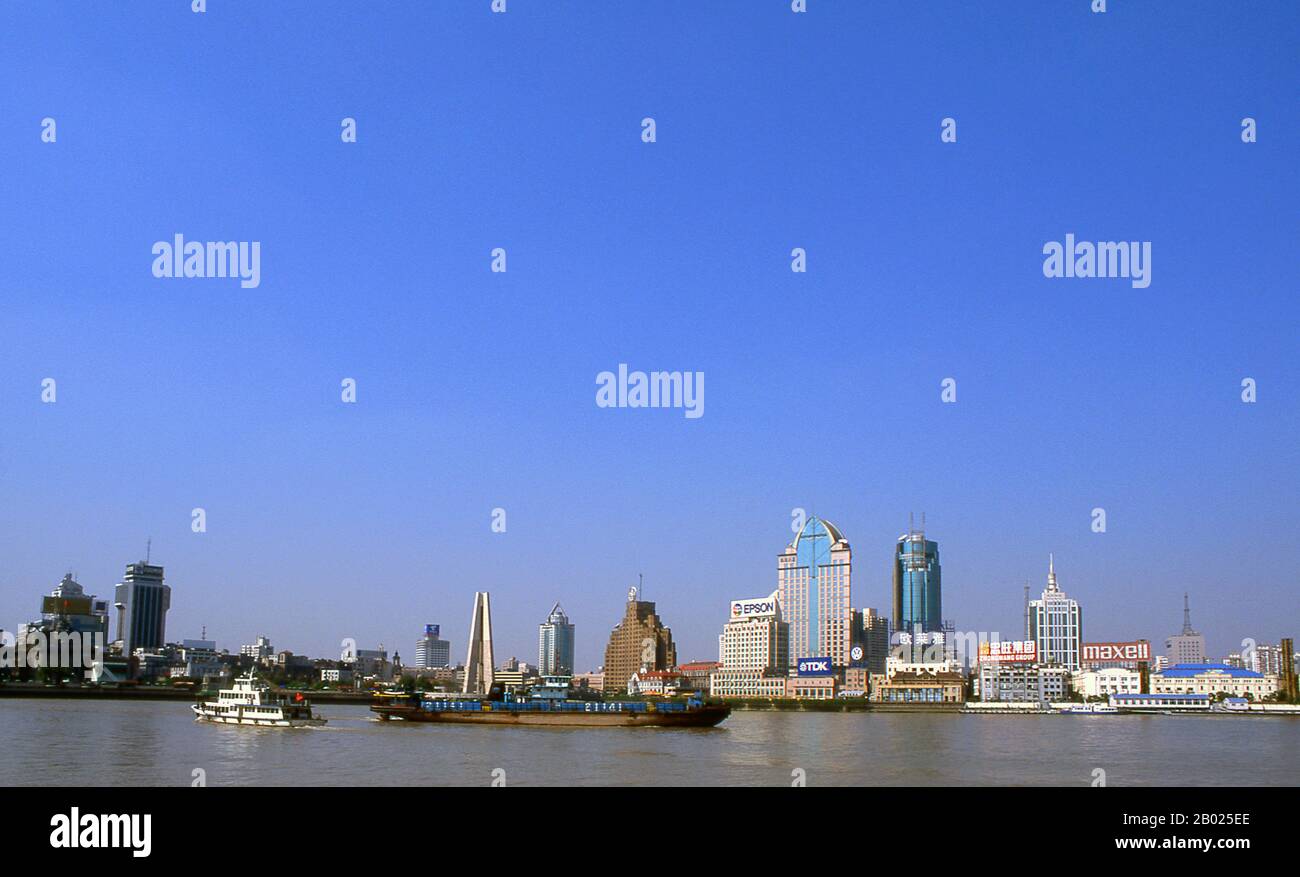Chine : trafic commercial sur la rivière Huangpu (en regardant vers Suzhou Creek), Shanghai, 2000. Shanghai a commencé sa vie comme un village de pêcheurs, et plus tard comme un port recevant des marchandises transportées sur le fleuve Yangzi. À partir de 1842, au lendemain de la première guerre de l’opium, les Britanniques ont ouvert une « concession » à Shanghai où les trafiquants de drogue et autres commerçants pouvaient opérer sans être dérangés. Les Français, les Italiens, les Allemands, les Américains et les Japonais ont tous suivi. Dans les années 1920 et 1930, Shanghai était une ville florissante et un synonyme international de dissipation. Banque D'Images