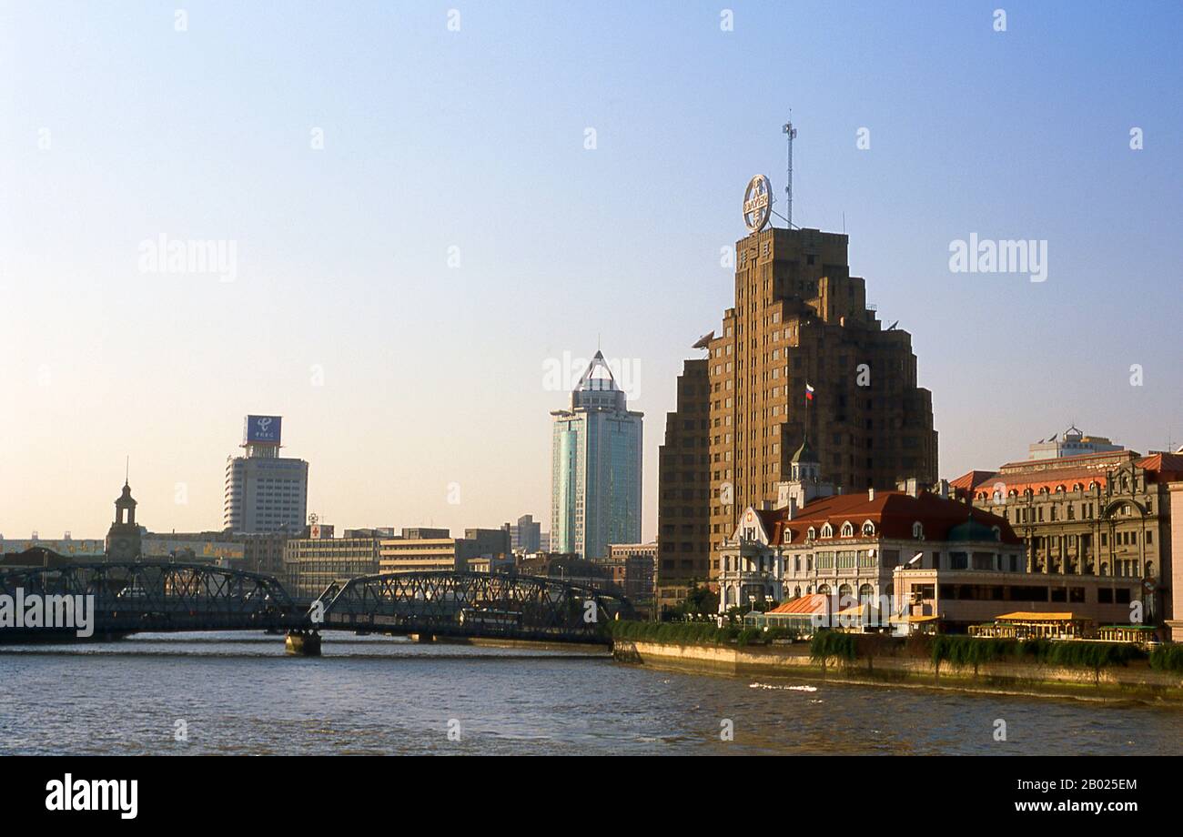 Chine : bâtiment Bayer, consulat russe, pont Waibaidu et rivière Huangpu à Suzhou Creek, Shanghai, 2000. Shanghai a commencé sa vie comme un village de pêcheurs, et plus tard comme un port recevant des marchandises transportées sur le fleuve Yangzi. À partir de 1842, au lendemain de la première guerre de l’opium, les Britanniques ont ouvert une « concession » à Shanghai où les trafiquants de drogue et autres commerçants pouvaient opérer sans être dérangés. Les Français, les Italiens, les Allemands, les Américains et les Japonais ont tous suivi. Dans les années 1920 et 1930, Shanghai était une ville florissante et un synonyme international de dissipation. Banque D'Images