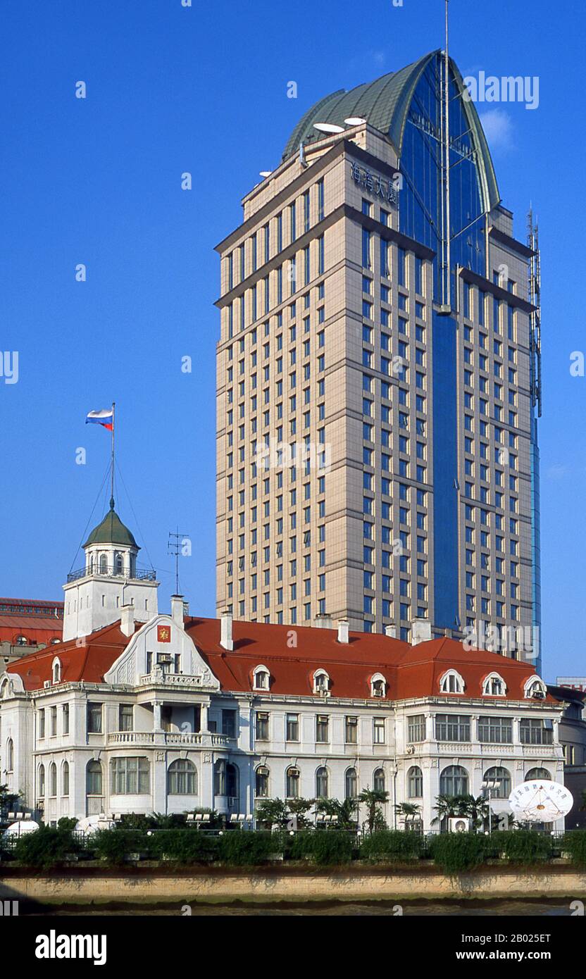 Chine : L'hôtel Panorama et le consulat russe, Shanghai, 2000. Shanghai a commencé sa vie comme un village de pêcheurs, et plus tard comme un port recevant des marchandises transportées sur le fleuve Yangzi. À partir de 1842, au lendemain de la première guerre de l’opium, les Britanniques ont ouvert une « concession » à Shanghai où les trafiquants de drogue et autres commerçants pouvaient opérer sans être dérangés. Les Français, les Italiens, les Allemands, les Américains et les Japonais ont tous suivi. Dans les années 1920 et 1930, Shanghai était une ville florissante et un synonyme international de dissipation. Banque D'Images