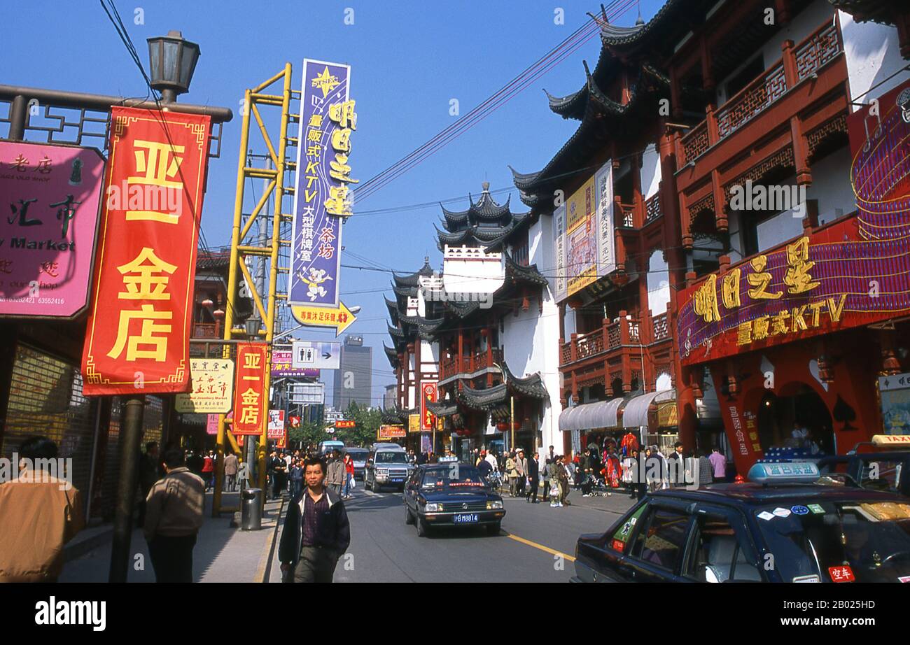 Chine : taxis dans le quartier Yuyuan Bazaar, Nanshi ou la vieille ville, Shanghai. Shanghai a commencé sa vie comme un village de pêcheurs, et plus tard comme un port recevant des marchandises transportées sur le fleuve Yangzi. À partir de 1842, au lendemain de la première guerre de l’opium, les Britanniques ont ouvert une « concession » à Shanghai où les trafiquants de drogue et autres commerçants pouvaient opérer sans être dérangés. Les Français, les Italiens, les Allemands, les Américains et les Japonais ont tous suivi. Dans les années 1920 et 1930, Shanghai était une ville florissante et un synonyme international de dissipation. Banque D'Images