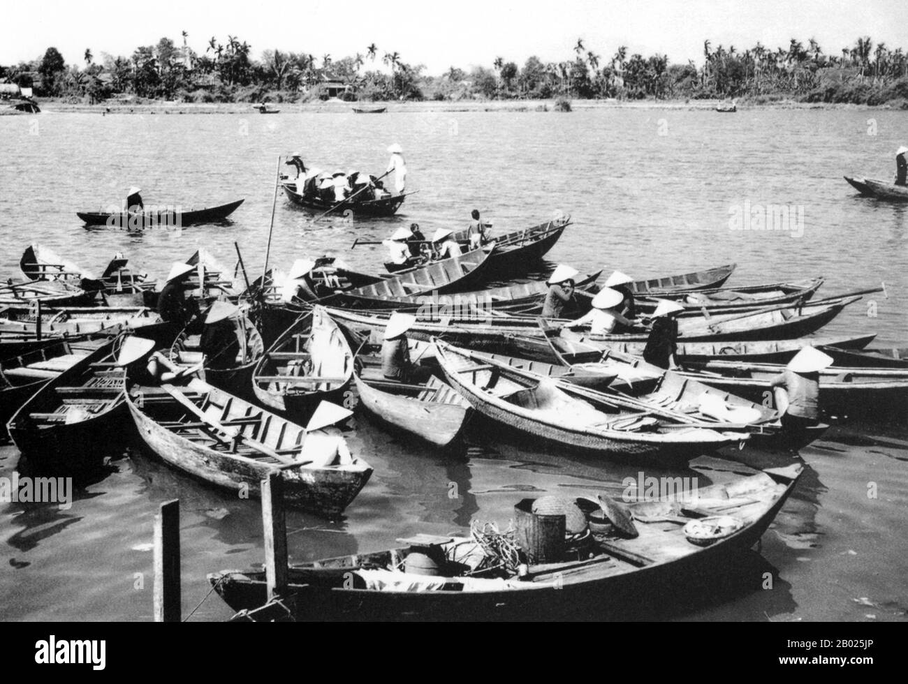 Vietnam : bateaux à l'embarcadère sur la rivière Thu bon, Hoi an, 1950. La petite ville historique de Ho an est située sur la rivière Thu bon à 30 km (18 miles) au sud de Danang. À l'époque des seigneurs Nguyen (1558-1777) et même sous les premiers empereurs Nguyen, Hoi an - alors connu sous le nom de Faifo - était un port important, visité régulièrement par les navires d'Europe et de tout l'est. À la fin du XIXe siècle, l'envasement de la rivière Thu bon et le développement de Danang à proximité avaient fait de Hoi an un remous. Banque D'Images