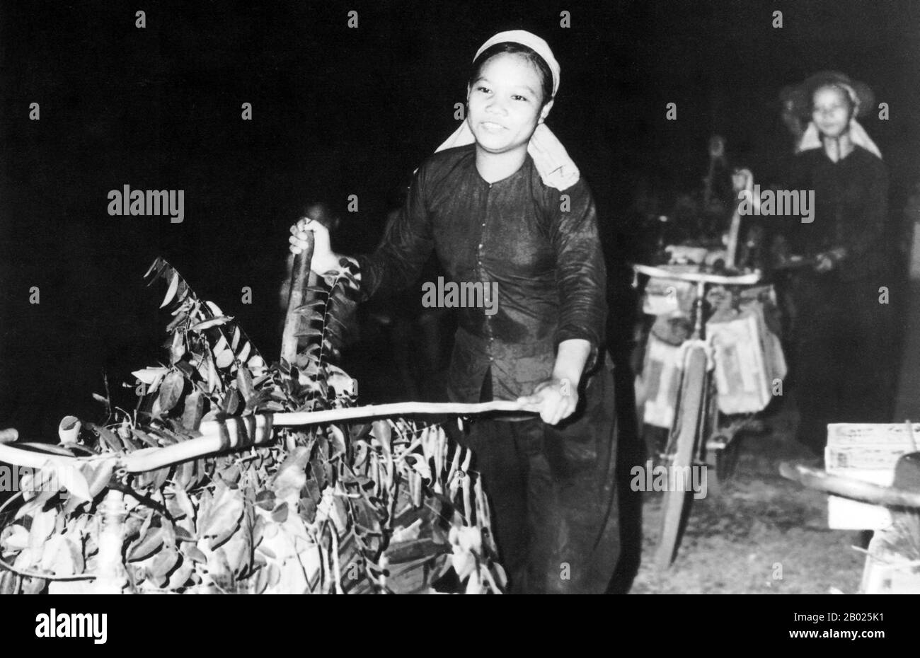 Vietnam : transport de munitions sur le champ de bataille, Cu Chi, Sud Vietnam, seconde guerre d'Indochine (guerre du Vietnam), 1968. La seconde guerre d'Indochine, connue en Amérique sous le nom de guerre du Vietnam, est un conflit militaire de la guerre froide qui a eu lieu au Vietnam, au Laos et au Cambodge du 1er novembre 1955 à la chute de Saïgon le 30 avril 1975. Cette guerre a suivi la première guerre d'Indochine et a été menée entre le Nord-Vietnam, soutenu par ses alliés communistes, et le gouvernement du Sud-Vietnam, soutenu par les États-Unis et d'autres Nations anti-communistes. Banque D'Images