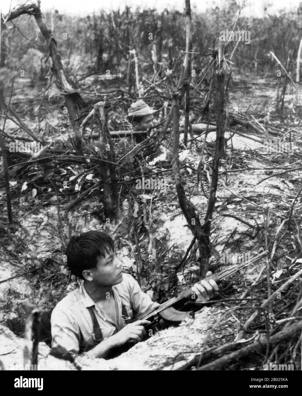 Vietnam : combats dans un village de Nhon Tay, Cu Chi, Sud Vietnam, seconde guerre d'Indochine (guerre du Vietnam), 1967. La seconde guerre d'Indochine, connue en Amérique sous le nom de guerre du Vietnam, est un conflit militaire de la guerre froide qui a eu lieu au Vietnam, au Laos et au Cambodge du 1er novembre 1955 à la chute de Saïgon le 30 avril 1975. Cette guerre a suivi la première guerre d'Indochine et a été menée entre le Nord-Vietnam, soutenu par ses alliés communistes, et le gouvernement du Sud-Vietnam, soutenu par les États-Unis et d'autres Nations anti-communistes. Banque D'Images