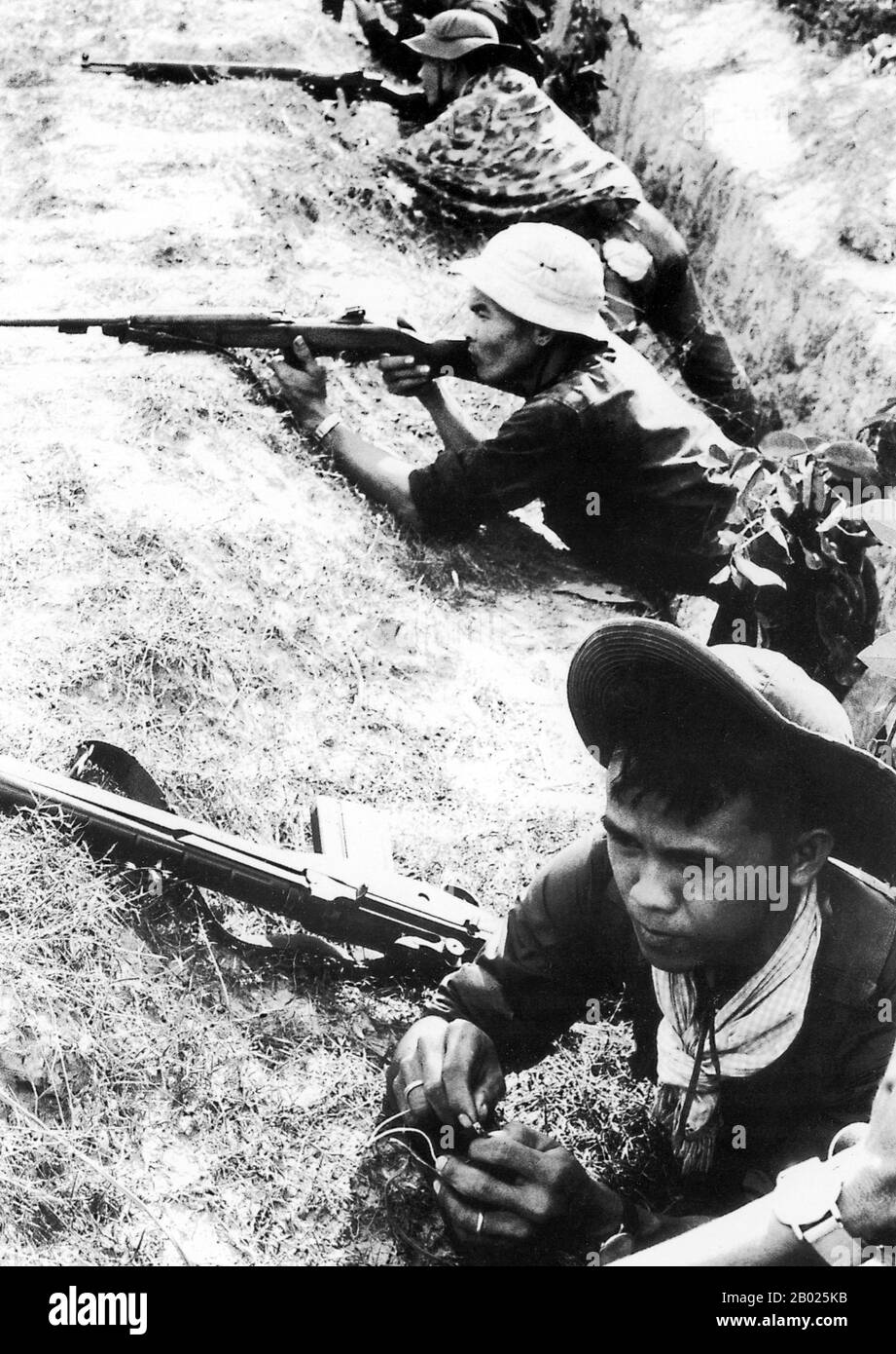 La seconde guerre d'Indochine, connue en Amérique comme la guerre du Vietnam, fut un conflit militaire de l'ère de la Guerre froide qui s'est produit au Vietnam, au Laos et au Cambodge du 1er novembre 1955 à la chute de Saigon le 30 avril 1975. Cette guerre a suivi la première Guerre d'Indochine et a été combattue entre le Nord Vietnam, soutenu par ses alliés communistes, et le gouvernement du Sud Vietnam, soutenu par les États-Unis et d'autres nations anticommunistes. Le gouvernement américain considérait l'implication dans la guerre comme un moyen d'empêcher une prise de contrôle communiste du Sud Vietnam et une partie de leur stratégie plus large de confinement. Le Gouvernement Nord-Vietnamien Banque D'Images