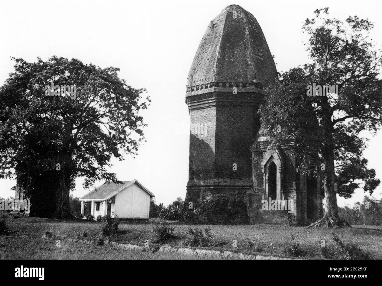 Vietnam : tour Bang an Champa, au sud de Danang, province de Quang Nam, 1930. La tour Bang an (Tháp Bằng an) a été construite au XIe siècle de notre ère et a été utilisée comme lieu de culte par les hindous Cham. Le Royaume de Champa (Campadesa ou nagara Campa) était un Royaume indianisé qui contrôlait une grande partie du sud et du centre du Vietnam à partir du VIIe siècle jusqu'en 1832. Champa atteint son apogée aux IXe et Xe siècles. Puis a commencé un déclin progressif sous la pression de Đại Việt, le gouvernement vietnamien centré dans la région de Hanoi moderne. Banque D'Images