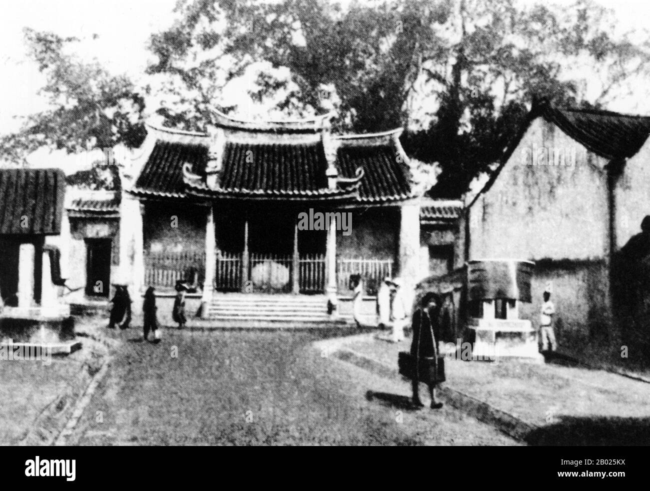 Vietnam : salle d'Assemblée de la Congrégation chinoise de Hainan (temple chinois de Hainan), Hoi an, c. 1900. La petite ville historique de Hoi an est située sur la rivière Thu bon à 30 km (18 miles) au sud de Danang. À l'époque des seigneurs Nguyen (1558-1777) et même sous les premiers empereurs Nguyen, Hoi an - alors connu sous le nom de Faifo - était un port important, visité régulièrement par les navires d'Europe et de tout l'est. À la fin du XIXe siècle, l'envasement de la rivière Thu bon et le développement de Danang à proximité avaient fait de Hoi an un remous. Banque D'Images