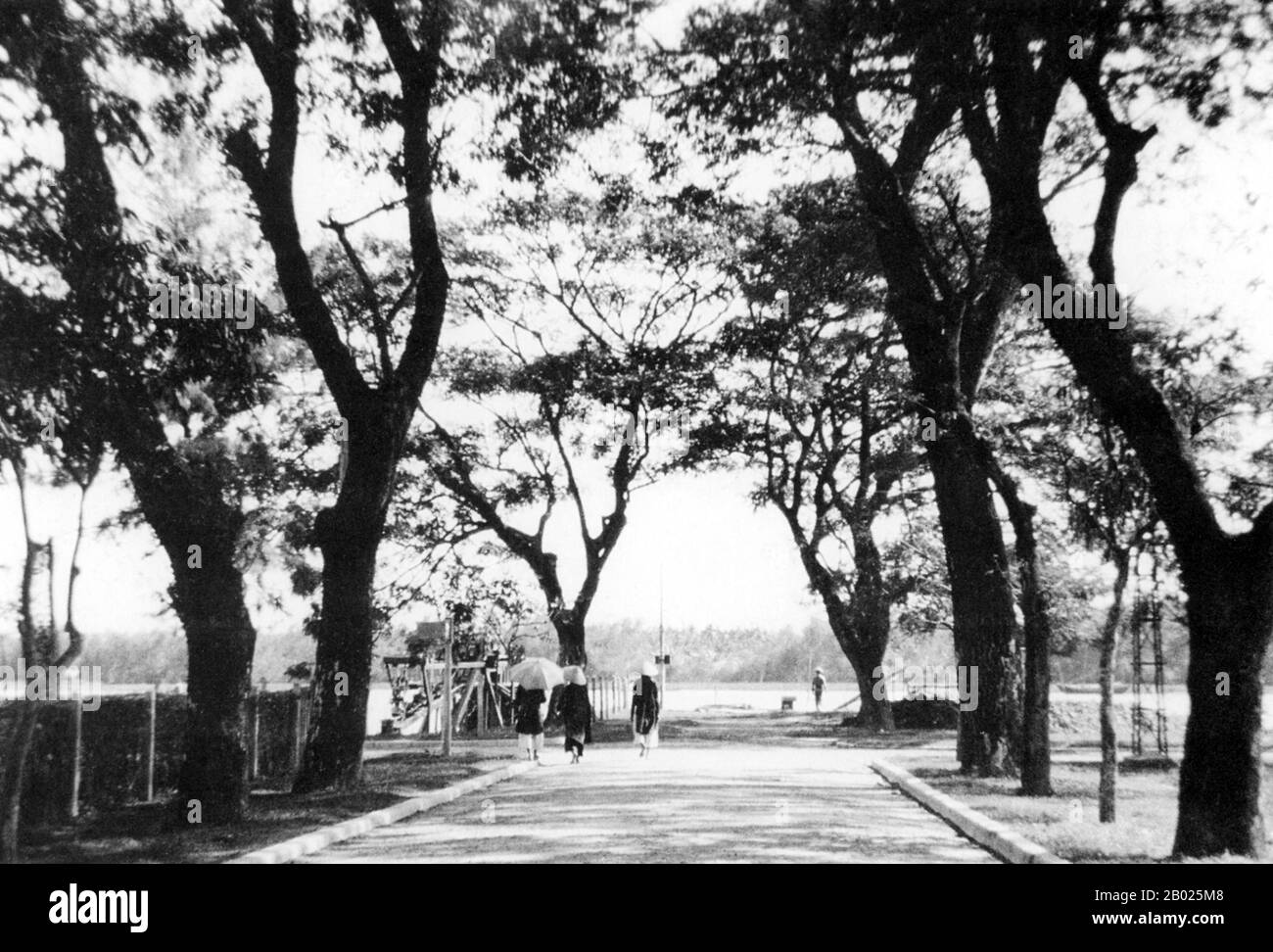 Vietnam : rue Hoang Dieu avec la rivière Thu bon en arrière-plan, Hoi an, c. 1930. La petite ville historique de Hoi an est située sur la rivière Thu bon à 30 km (18 miles) au sud de Danang. À l'époque des seigneurs Nguyen (1558-1777) et même sous les premiers empereurs Nguyen, Hoi an - alors connu sous le nom de Faifo - était un port important, visité régulièrement par les navires d'Europe et de tout l'est. À la fin du XIXe siècle, l'envasement de la rivière Thu bon et le développement de Danang à proximité avaient fait de Hoi an un remous. Banque D'Images
