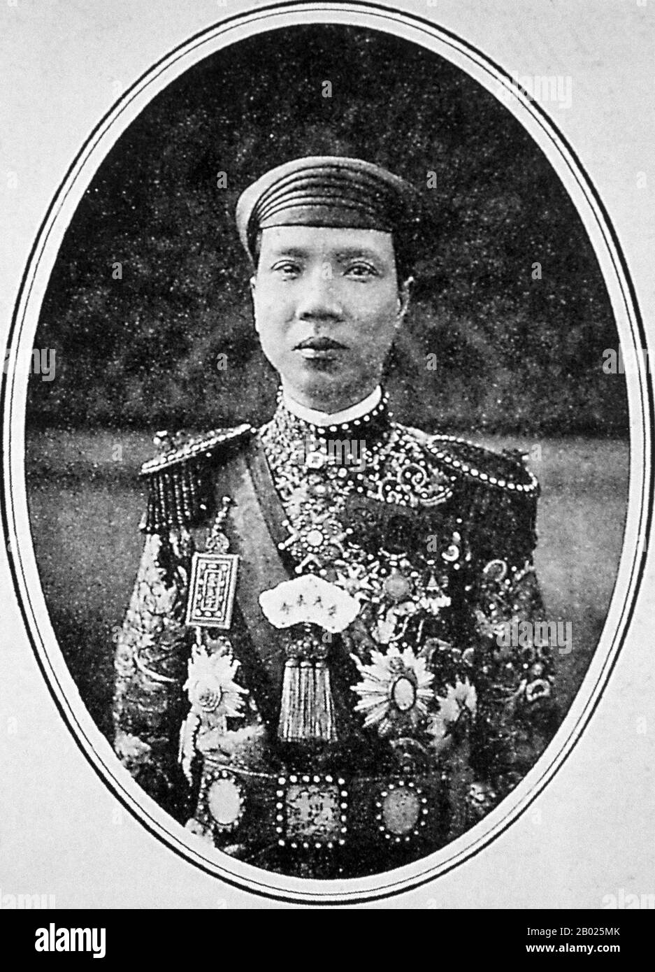 Vietnam : empereur Khai Dinh (8 octobre 1885 - 6 novembre 1925), 12e empereur de la dynastie Nguyen. Portrait, 1919. L'empereur Khải Định est le 12e empereur de la dynastie Nguyễn au Vietnam. Son nom à la naissance était Prince Nguyễn Phúc Bửu Đảo. Il est le fils de l'empereur Đồng Khánh, mais il ne lui succède pas immédiatement. Il régna seulement neuf ans : 1916-1925. Banque D'Images