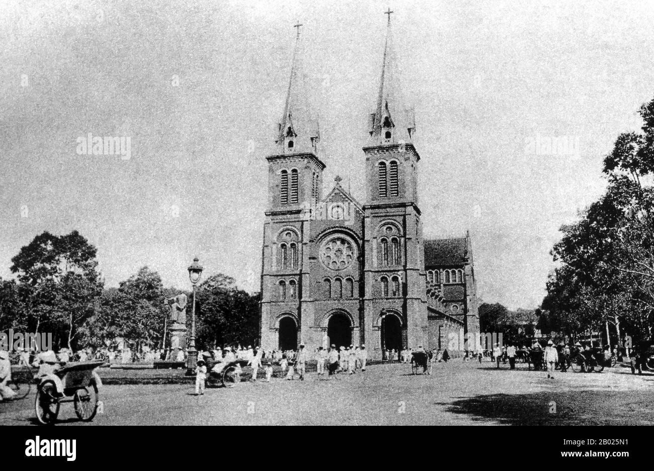 Vietnam : Cathédrale notre-Dame, Saigon (Ho Chi Minh-ville), 1918. La basilique notre-Dame de Saigon, officiellement basilique notre-Dame de l'Immaculée conception, est une cathédrale située à Ho Chi Minh ville (Saigon). Fondée par les colons français, la cathédrale a été construite entre 1863 et 1880. Il a deux clochers, atteignant une hauteur de 58 mètres (190 pieds). L'ancien empereur Bảo Đại a fait de Saigon la capitale de l'État du Vietnam en 1949 avec lui-même comme chef de l'État. Après que le Việt Minh ait pris le contrôle du Nord-Vietnam en 1954, il est devenu courant de se référer au gouvernement de Saïgon comme Sud-Vietnam. Banque D'Images