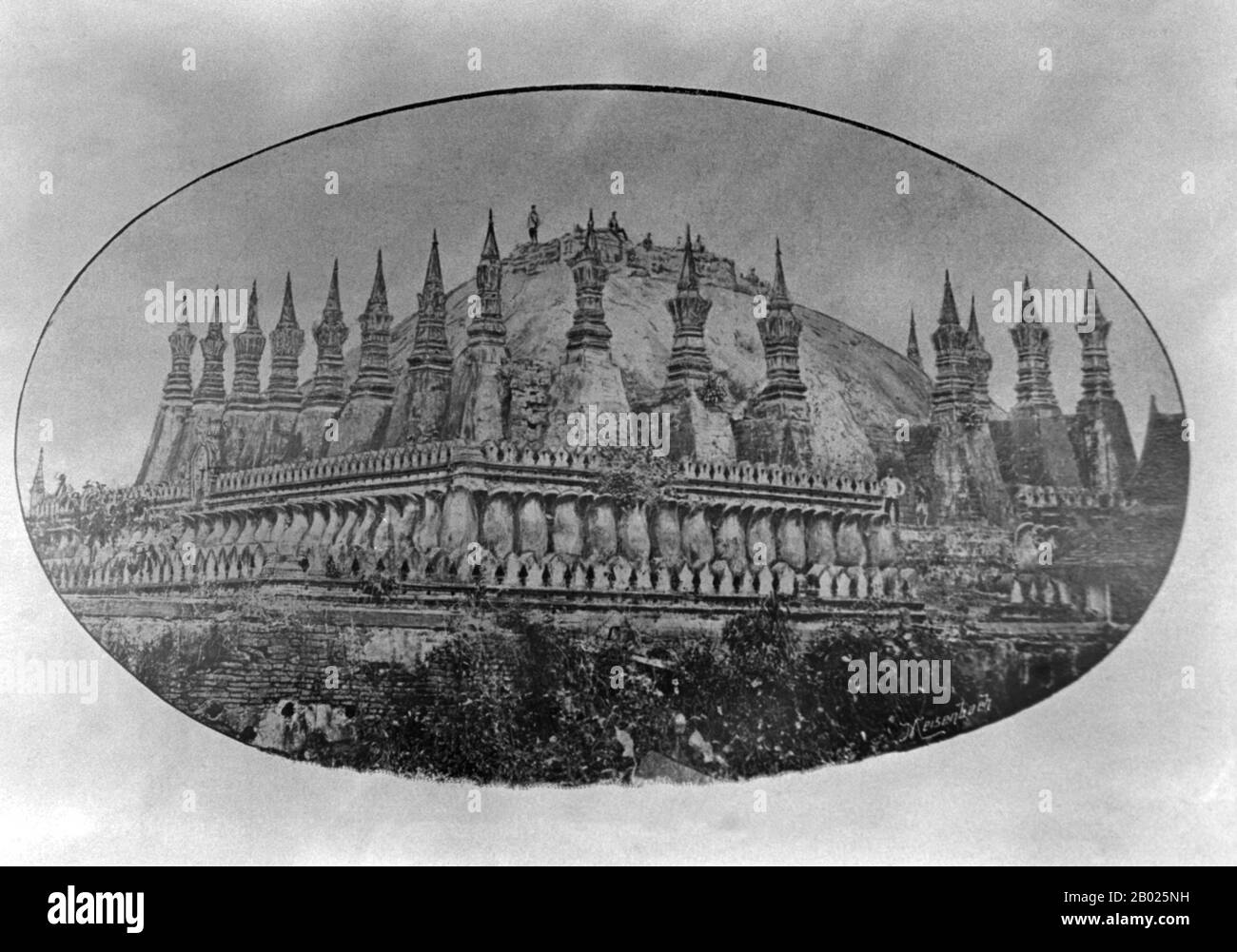 Laos : PHA That Luang avec sa flèche arrachée par Chin Haw Freebooters (connu sous le nom de Black Flags) en 1874, Vientiane. L'armée du drapeau noir (chinois : Heiqi Jun) était un vestige d'un groupe de bandit qui pourrait avoir été d'anciens rebelles Taiping qui ont traversé la frontière de la province du Guangxi en Chine dans le Haut Tonkin, dans l'Empire d'Annam (Vietnam) en 1865. Ils sont devenus connus principalement pour leurs combats contre les forces françaises en coopération avec les autorités vietnamiennes et chinoises. L'armée du drapeau noir est ainsi nommée en raison de la préférence de son commandant, Liu Yongfu, pour l'utilisation de drapeaux de commandement noirs. Banque D'Images