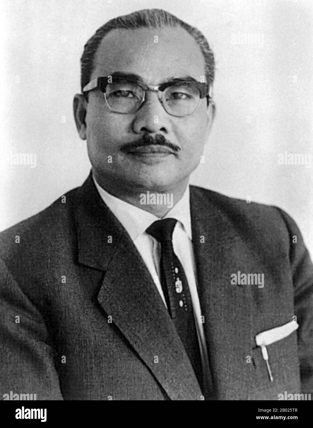 Le prince Souphanouvong (13 juillet 1909 — 9 janvier 1995) était, avec son demi-frère le prince Souvanna Phouma et le prince Boun Oum de Champasak, l'un des trois Princes qui représentaient respectivement les factions politiques communistes (pro-vietnamiennes), neutralistes et royalistes au Laos. Il a été président de la fifigurehead du Laos de décembre 1975 à août 1991. Surnommé « le prince rouge », il est devenu le chef de file du Parti révolutionnaire Populaire lao et, après sa prise de pouvoir réussie en 1975, il est devenu le premier président de la République démocratique Populaire lao (et président de la République démocratique populaire lao) Banque D'Images