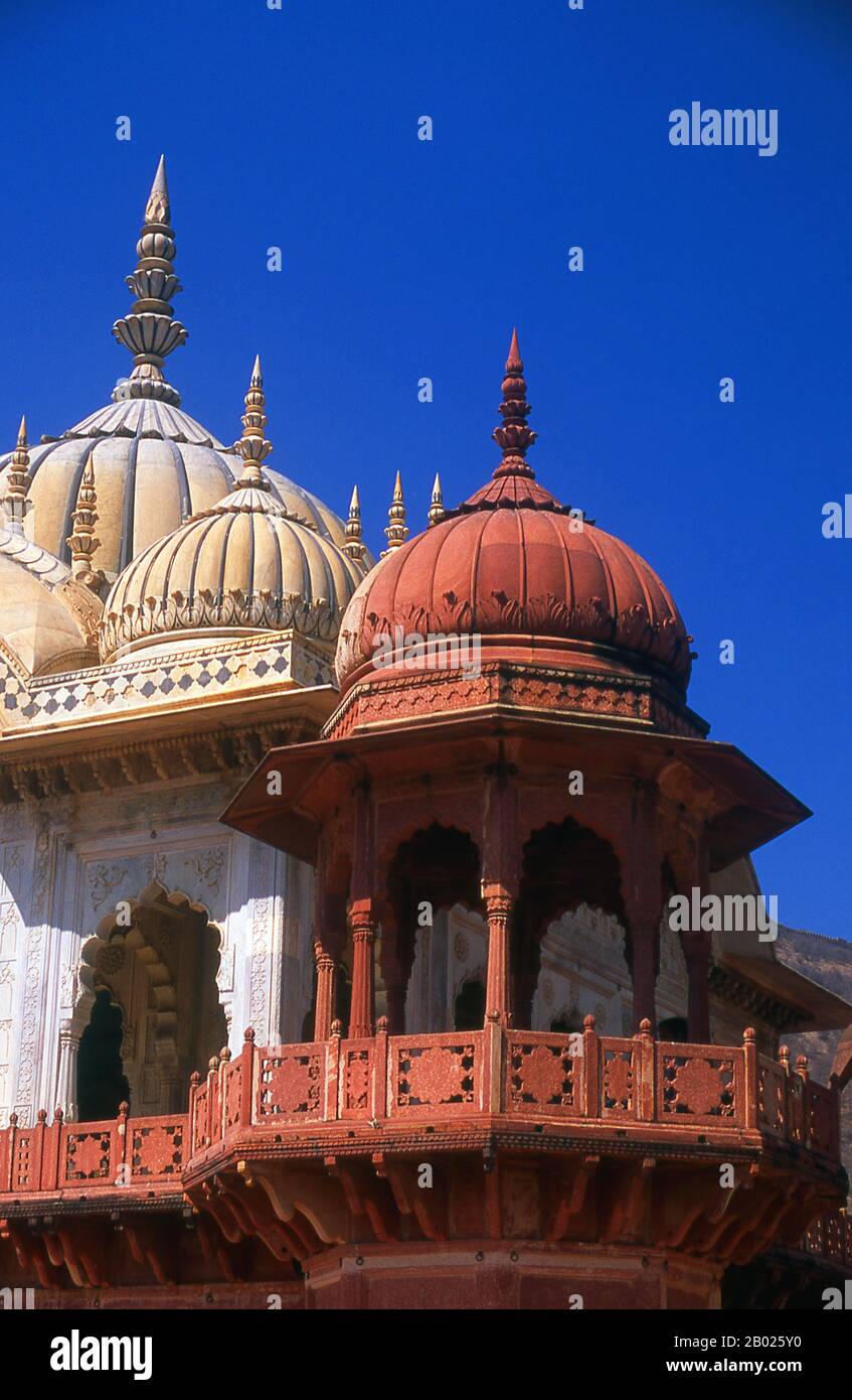 Le Vinay Vilas Mahal (Palais de la Ville) a été construit en 1793 ce par Raja Bakhtayar Singh (Maharaja Bakhtawar Singh (r. 1790 - 1815 CE). Le Bala Quila (fort d'Alwar) a peut-être été construit par Nikumkh Rajplats autour de 928 ce, plus probablement construit par Hasan Khan Mewati en 1492 ce. Il a ensuite été occupé par Mughals et Jats. En 1775 ce, le fort fut conquis par Maharao Raja Pratap Singh, fondateur de l'État princier d'Alwar. Banque D'Images