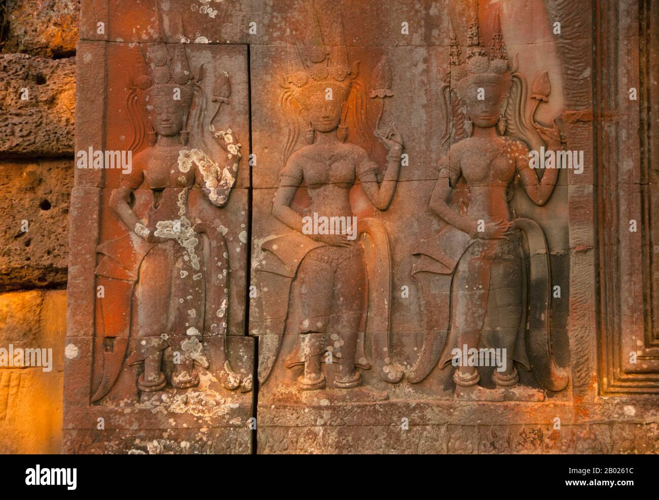 Angkor Wat a été construit pour le roi Suryavarman II (dirigé 1113-50) au début du XIIe siècle comme son temple d'État et capitale. En tant que temple le mieux préservé du site d'Angkor, c'est le seul à rester un centre religieux significatif depuis sa fondation - d'abord hindou, dédié au dieu Vishnu, puis bouddhiste. C'est le plus grand bâtiment religieux au monde. Le temple est au sommet du style classique élevé de l'architecture khmère. Il est devenu un symbole du Cambodge, apparaissant sur son drapeau national, et c'est la principale attraction du pays pour les visiteurs. Angkor Wat combine deux pla de base Banque D'Images