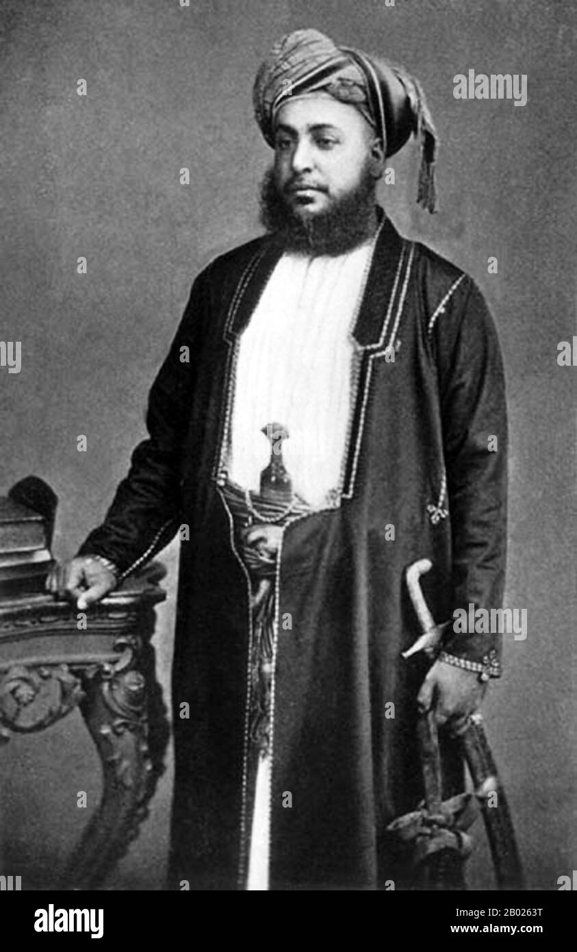 Tanzanie/Zanzibar : Sayyid Barghash bin Said al-Busaid (1837 - 26 mars 1888), sultan de Zanzibar. Portrait, 1875. Sayyid Barghash bin Said Al-Busaid, GCMG, GCTE, était le deuxième sultan de Zanzibar. Il règne à Zanzibar du 7 octobre 1870 au 26 mars 1888. Barghash est crédité de la construction d'une grande partie de l'infrastructure de Stone Town, y compris l'eau courante, les bains publics, une force de police, des routes, parcs, hôpitaux et grands bâtiments administratifs tels que l'appât el-Ajaib (Maison des merveilles). Barghash fut peut-être le dernier sultan à maintenir une certaine indépendance vis-à-vis du contrôle européen. Banque D'Images