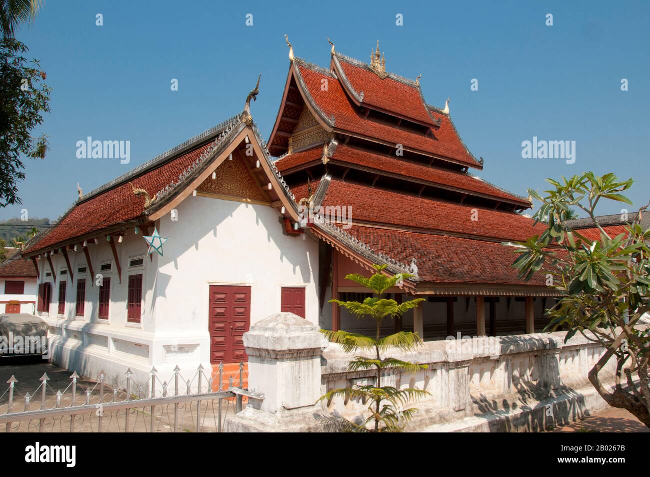 Wat Mai Suwannapumaham date du début du XIXe siècle. Le temple était autrefois la résidence du Sangkhalat, le patriarche suprême du bouddhisme au Laos. la sim (salle d'ordination) est en bois, avec un toit à cinq niveaux dans le style Luang Prabang classique. L’attraction principale de la sim est les murs dorés de la véranda avant, dont les dessins retracent des scènes du Ramayana et de l’incarnation avant-dernière du Bouddha (Vessantara Jataka). Pour la première moitié du XXe siècle, le Phra Bang (image du Bouddha royal dans la mudra de Peur de distribution) était logé à l'intérieur de la carte sim, et il est toujours mis en exposition Banque D'Images