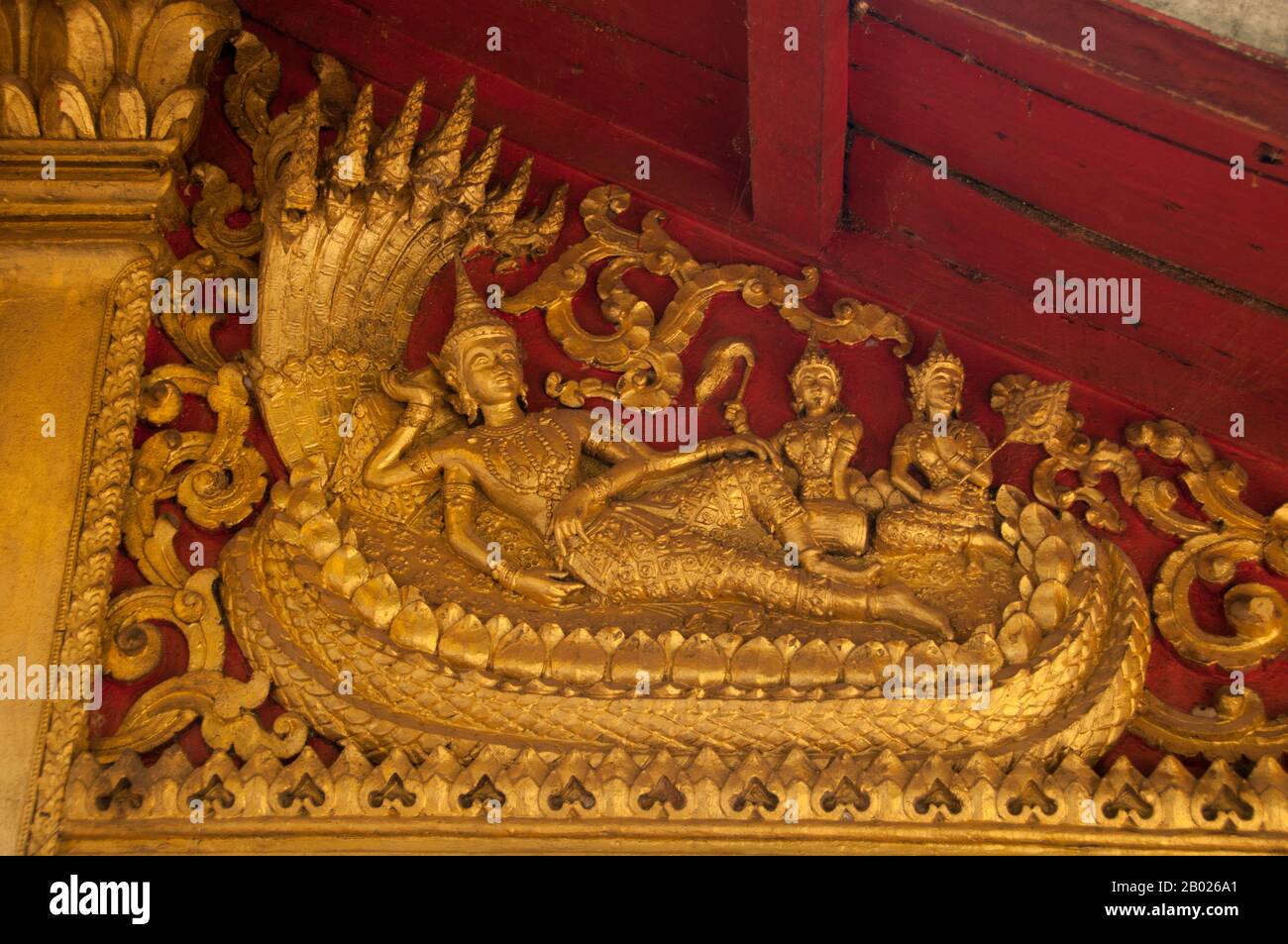 Wat Souvannakhiri (Wat Khili) a été construit au XVIIIe siècle et est noté pour ses mosaïques en verre et ses panneaux de portes et fenêtres dorés. Luang Prabang était autrefois la capitale d'un royaume du même nom. Jusqu'à la prise de contrôle communiste en 1975, c'était la capitale royale et le siège du gouvernement du Royaume du Laos. La ville est aujourd'hui un site classé au patrimoine mondial de l'UNESCO. Banque D'Images