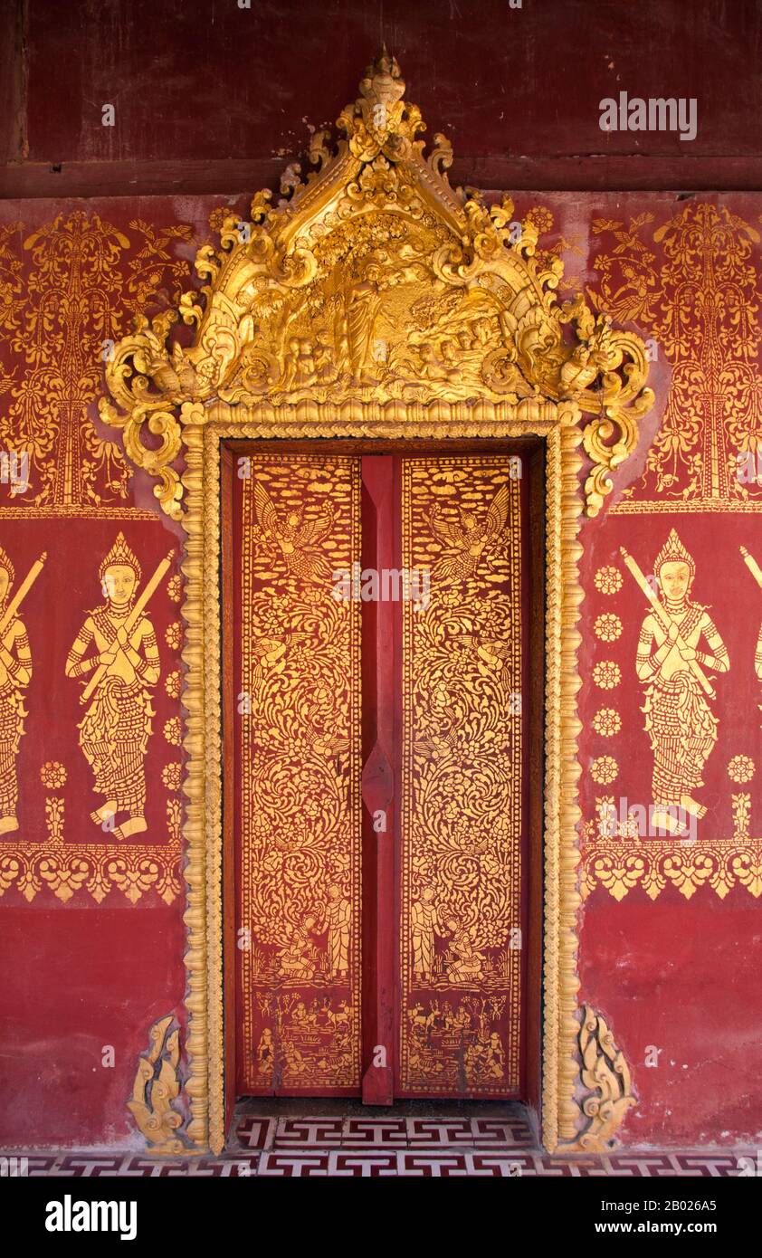 Laos : porte laquée de la sim (salle d'ordination), Wat Souvannakhiri (Wat Khili), Luang Prabang. Wat Souvannakhiri (Wat Khili) a été construit au 18ème siècle et est connu pour ses mosaïques de verre et ses panneaux de portes et fenêtres dorés. Luang Prabang était autrefois la capitale d'un Royaume du même nom. Jusqu'à la prise de pouvoir communiste en 1975, elle était la capitale royale et le siège du gouvernement du Royaume du Laos. La ville est aujourd'hui classée au patrimoine mondial de l'UNESCO. Banque D'Images