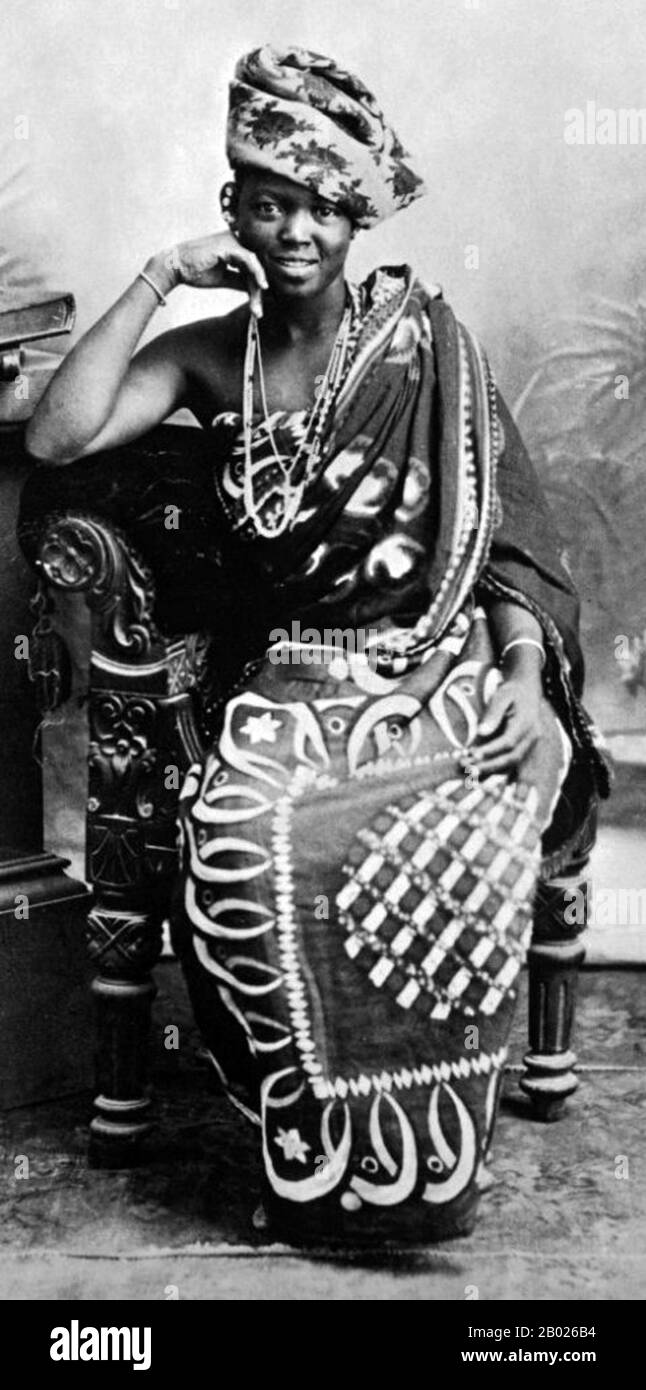 Tanzanie/Zanzibar : une jeune femme swahili aisée posant dans le studio de Stonetown de A.C. Gomes & sons, Zanzibar, vers 1900. Le peuple swahili est un groupe ethnique et une culture bantoue que l'on trouve sur la côte de l'Afrique de l'est. Le peuple swahili réside principalement sur la côte swahili, dans une zone englobant l'archipel de Zanzibar, la côte côtière du Kenya, la côte tanzanienne et le nord du Mozambique. Le nom swahili est dérivé du mot arabe Sawahil, qui signifie « côtier », et ils parlent la langue swahili. Banque D'Images
