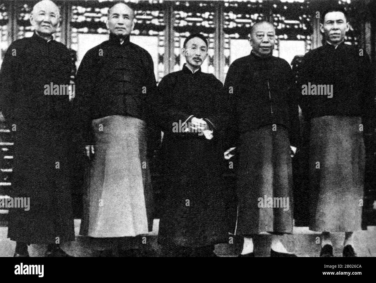 Chine : Shanghai gangsters Zhang Xiaolin (à gauche), Huang Jingrong (deuxième à droite) et du Yuesheng (à droite), v. 1925. Shanghai dans les années 1920 et 1930 a été troublée par de puissants gangs criminels dirigés par des parrains impitoyables, dont les plus puissants étaient du Yuesheng, connu sous le nom de Zongshi ou « le patron » du Gang Vert et du monde souterrain de Shanghai ; Zhang Xiaolin, également un puissant chef du Gang Vert ; et Huang Jingrong, le détective chinois le plus haut rang de la police de concession française (FCP) et l'un des gangsters les plus importants de Shanghai. Banque D'Images