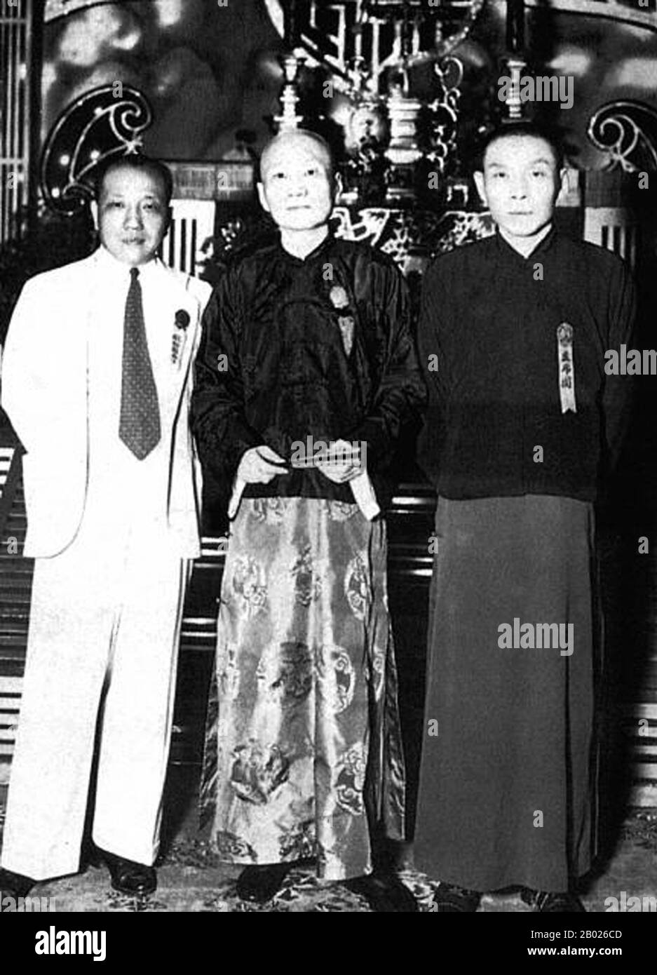 Chine : Shanghai gangsters Zhang Xiaolin (au centre) et du Yuesheng (à droite), v. 1925. Shanghai dans les années 1920 et 1930 a été troublée par de puissants gangs criminels dirigés par des parrains impitoyables, dont les plus puissants étaient du Yuesheng, connu sous le nom de Zongshi ou « le patron » du Gang Vert et du monde souterrain de Shanghai ; Zhang Xiaolin, également un puissant chef du Gang Vert ; et Huang Jingrong, le détective chinois le plus haut rang de la police de concession française (FCP) et l'un des gangsters les plus importants de Shanghai. Leurs empires comprenaient la drogue, le racket de protection, la contrebande et la prostitution. Banque D'Images