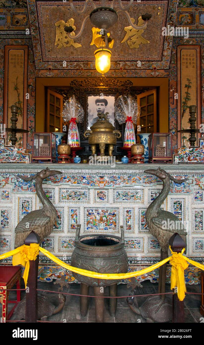 Vietnam : empereur Khai Dinh (8 octobre 1885 - 6 novembre 1925), 12e empereur de la dynastie Nguyen, tombe de l'empereur Khai Dinh, Hue. L'empereur Khải Định est le 12e empereur de la dynastie Nguyễn au Vietnam. Son nom à la naissance était Prince Nguyễn Phúc Bửu Đảo. Il est le fils de l'empereur Đồng Khánh, mais il ne lui succède pas immédiatement. Il régna seulement neuf ans : 1916-1925. Hué fut la capitale impériale de la dynastie Nguyen entre 1802 et 1945. Les tombeaux de plusieurs empereurs se trouvent dans et autour de la ville et le long de la rivière des parfums. Hue est un site du patrimoine mondial de l'UNESCO. Banque D'Images