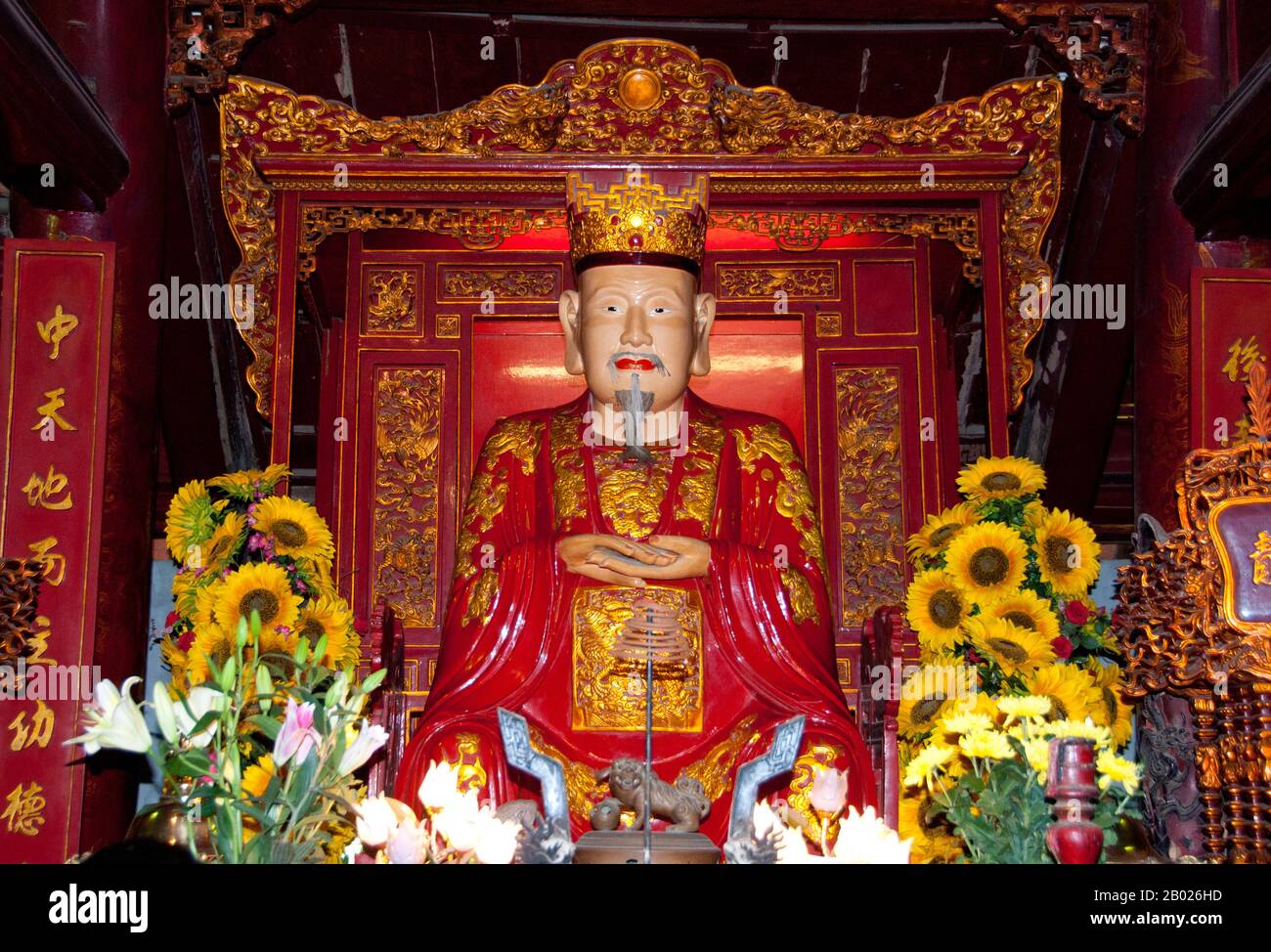 Vietnam : Confucius dans le Temple de Confucius ou Haut Sanctuaire, Temple de la Littérature (Van Mieu), Hanoï. Le Temple de la Littérature ou Van Mieu est l’un des plus grands trésors culturels du Vietnam. Fondé en 1070 par le roi Ly Thanh Tong du début de la dynastie Ly, le temple était à l'origine dédié à la fois à Concius et à Chu Cong, un membre de la famille royale chinoise reconnu comme étant à l'origine de nombreux enseignements que Confucius a développés cinq cents ans plus tard. Le site a été sélectionné par les géomancres de la dynastie Ly pour se tenir en harmonie avec le temple taoïste Bich Cau et la pagode bouddhiste One Pillar. Banque D'Images