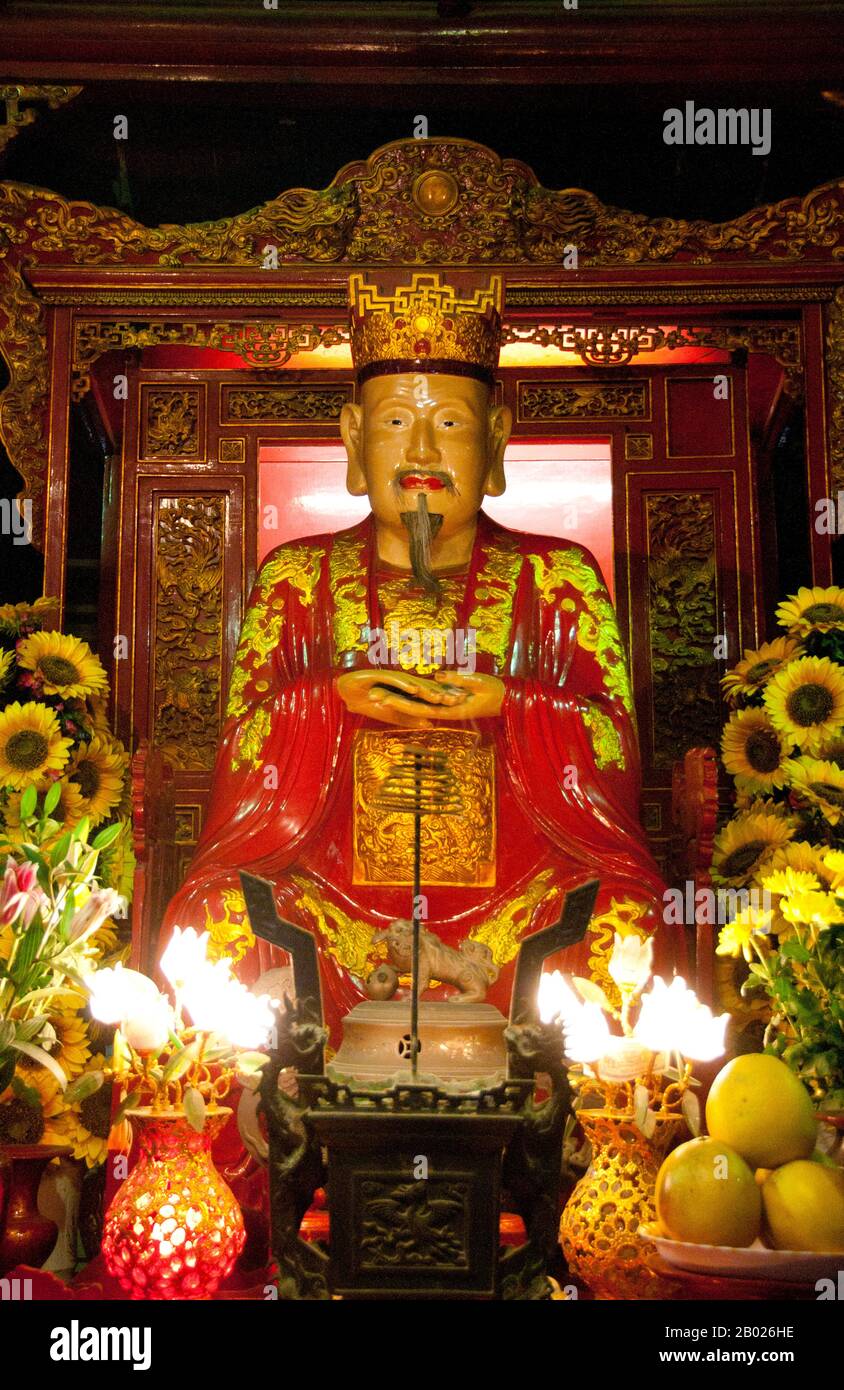 Vietnam : Confucius dans le Temple de Confucius ou Haut Sanctuaire, Temple de la Littérature (Van Mieu), Hanoï. Le Temple de la Littérature ou Van Mieu est l’un des plus grands trésors culturels du Vietnam. Fondé en 1070 par le roi Ly Thanh Tong du début de la dynastie Ly, le temple était à l'origine dédié à la fois à Concius et à Chu Cong, un membre de la famille royale chinoise reconnu comme étant à l'origine de nombreux enseignements que Confucius a développés cinq cents ans plus tard. Le site a été sélectionné par les géomancres de la dynastie Ly pour se tenir en harmonie avec le temple taoïste Bich Cau et la pagode bouddhiste One Pillar. Banque D'Images