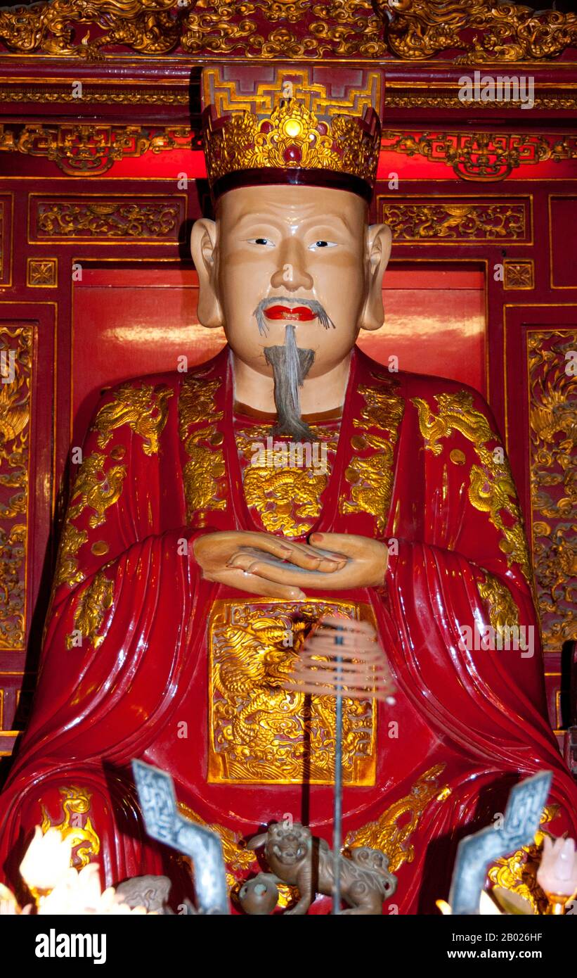 Vietnam : Confucius dans le Temple de Confucius ou Haut Sanctuaire, Temple de la Littérature (Van Mieu), Hanoï. Le Temple de la Littérature ou Van Mieu est l’un des plus grands trésors culturels du Vietnam. Fondé en 1070 par le roi Ly Thanh Tong du début de la dynastie Ly, le temple était à l'origine dédié à la fois à Concius et à Chu Cong, un membre de la famille royale chinoise reconnu comme étant à l'origine de nombreux enseignements que Confucius a développés cinq cents ans plus tard. Le site a été sélectionné par les géomancres de la dynastie Ly pour se tenir en harmonie avec le temple taoïste Bich Cau et la pagode bouddhiste One Pillar. Banque D'Images