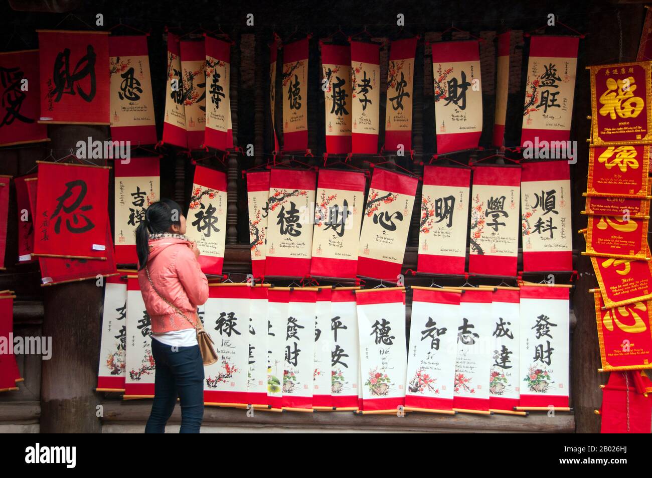 Vietnam : souvenirs calligraphiques au Temple de la littérature (Van Mieu), Hanoi. Le Temple de la littérature ou Van Mieu est l’un des trésors culturels les plus importants du Vietnam. Fondé en 1070 par le roi Ly Thanh Tong du début de la dynastie Ly, le temple était à l'origine dédié à la fois à Confucius et à Chu Cong, un membre de la famille royale chinoise crédité de nombreux enseignements que Confucius développa cinq cents ans plus tard. Le site a été choisi par les géomanceurs de la dynastie Ly pour être en harmonie avec le temple taoïste Bich Cau et la pagode bouddhiste à un pilier. Banque D'Images