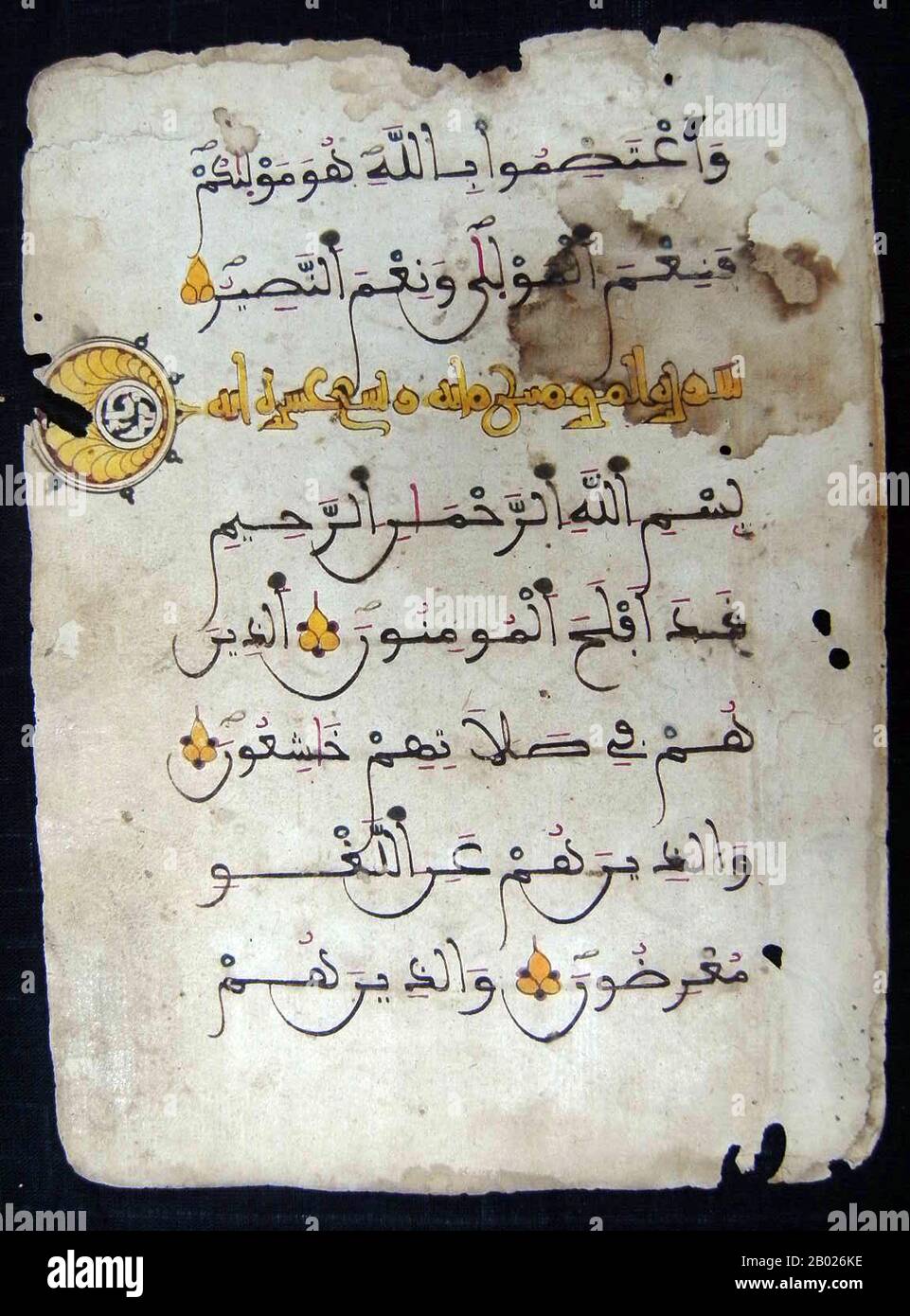 Mali : folio d'un Coran incomplet, Djenne, v. XVIe siècle. Les manuscrits de Tombouctou sont un terme générique désignant ce qui était un grand nombre de manuscrits (les estimations varient dans les centaines de milliers) qui avaient été conservés par des ménages privés à Tombouctou (et quelques autres endroits), au Mali. Une grande partie des manuscrits concernait l'art, la médecine, la science et la calligraphie du califat abbasside tardif, et même de multiples copies inestimables du Coran. La majorité des manuscrits étaient écrits en arabe, mais certains étaient aussi rédigés dans des langues locales, dont le songhay et le tamasheq. Banque D'Images