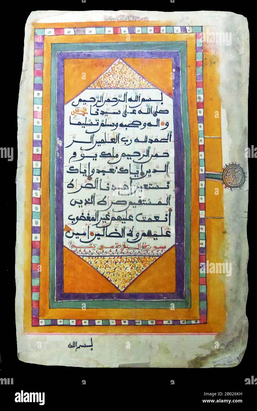 Mali : page illuminée d'un Coran malien, probablement de Tombouctou ou Djenne. Les manuscrits de Tombouctou sont un terme générique désignant un grand nombre de manuscrits (les estimations varient en centaines de milliers) qui avaient été conservés par des ménages privés à Tombouctou (et dans d'autres endroits). Une grande partie des manuscrits concernait l'art, la médecine, la science et la calligraphie du califat abbasside tardif, et même de multiples copies inestimables du Coran. La majorité des manuscrits étaient écrits en arabe, mais certains étaient aussi rédigés dans des langues locales, dont le songhay et le tamasheq. Banque D'Images