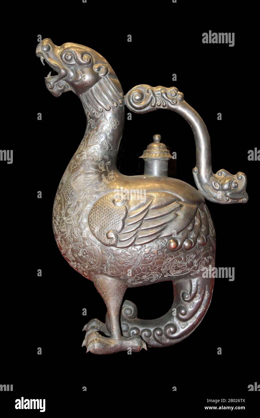 Les dragons chinois sont des créatures légendaires de la mythologie chinoise et du folklore. Dans l'art chinois, les dragons sont généralement représentés comme des créatures longues, à l'échelle, serpentine avec quatre jambes. Dans la terminologie yin et yang, un dragon est yang et complète un yin fenghuang ou 'Chinese phoenix'. Les dragons chinois symbolisent traditionnellement des puissances puissantes et favorables, en particulier le contrôle de l'eau, des précipitations, des ouragans et des inondations. Le dragon est aussi un symbole de puissance, de force et de bonne chance. Avec cela, l'empereur de Chine utilisait habituellement le dragon comme symbole de sa puissance et de sa force impériales. Banque D'Images