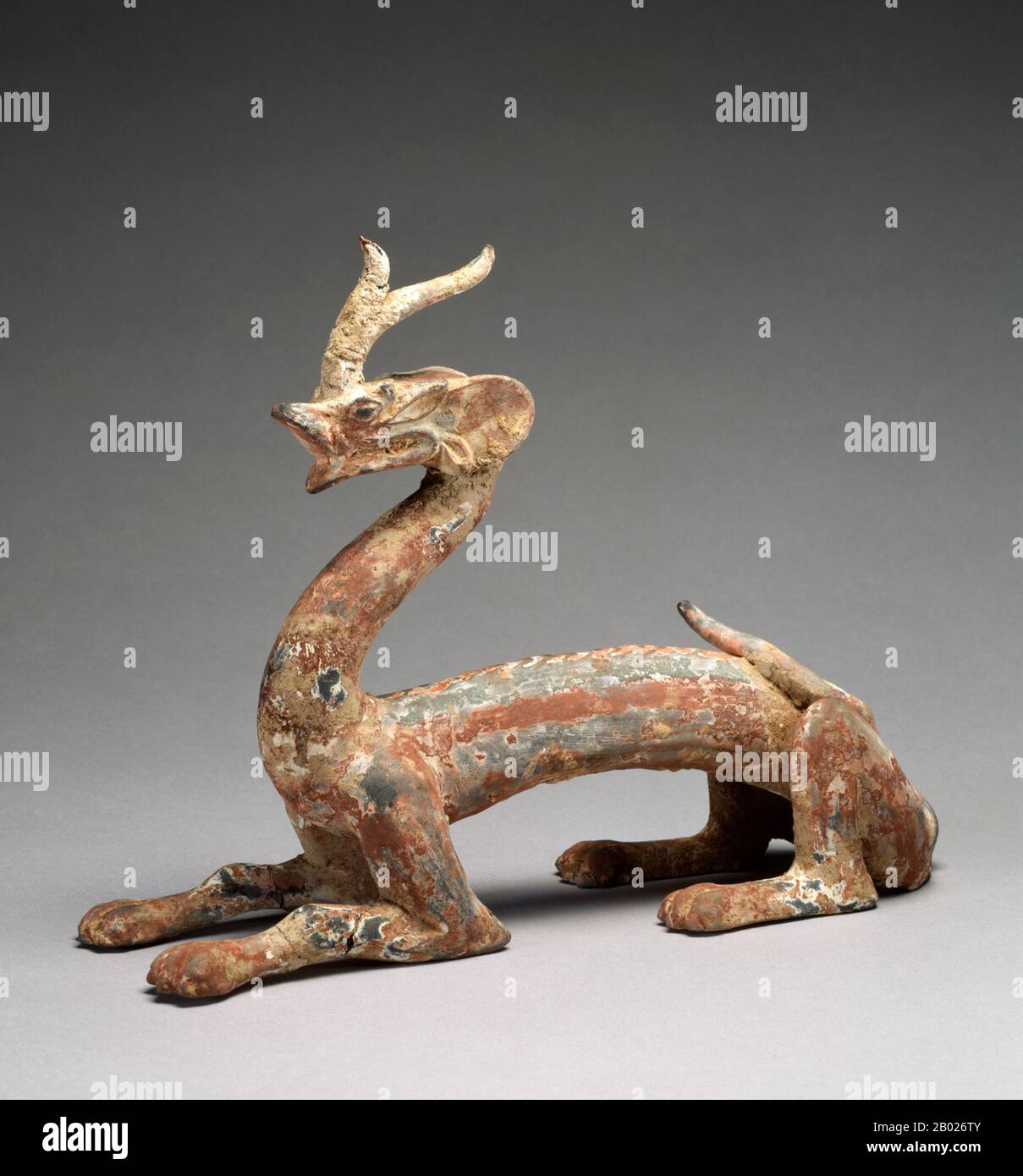Chine : dragon tombeau en céramique, c. IVe siècle de notre ère. Avec l'aimable autorisation du Walters Art Museum (licence CC BY-sa 3,0). Les dragons chinois sont des créatures légendaires de la mythologie et du folklore chinois. Dans l'art chinois, les dragons sont généralement représentés comme de longues créatures serpentine à quatre pattes. Dans la terminologie yin et yang, un dragon est yang et complète un yin fenghuang ou 'phénix chinois'. Les dragons chinois symbolisent traditionnellement des pouvoirs puissants et de bon augure, en particulier le contrôle de l'eau, des précipitations, des ouragans et des inondations. Le dragon est aussi un symbole de puissance, de force et de chance. Banque D'Images