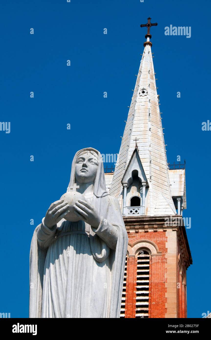 Vietnam : statue de la Vierge Marie devant la cathédrale notre-Dame, Saigon (Ho Chi Minh ville). La basilique notre-Dame de Saigon, officiellement basilique notre-Dame de l'Immaculée conception, est une cathédrale située à Ho Chi Minh ville (Saigon). Fondée par les colons français, la cathédrale a été construite entre 1863 et 1880. Il a deux clochers, atteignant une hauteur de 58 mètres (190 pieds). L'ancien empereur Bảo Đại a fait de Saigon la capitale de l'État du Vietnam en 1949 avec lui-même comme chef de l'État. Banque D'Images