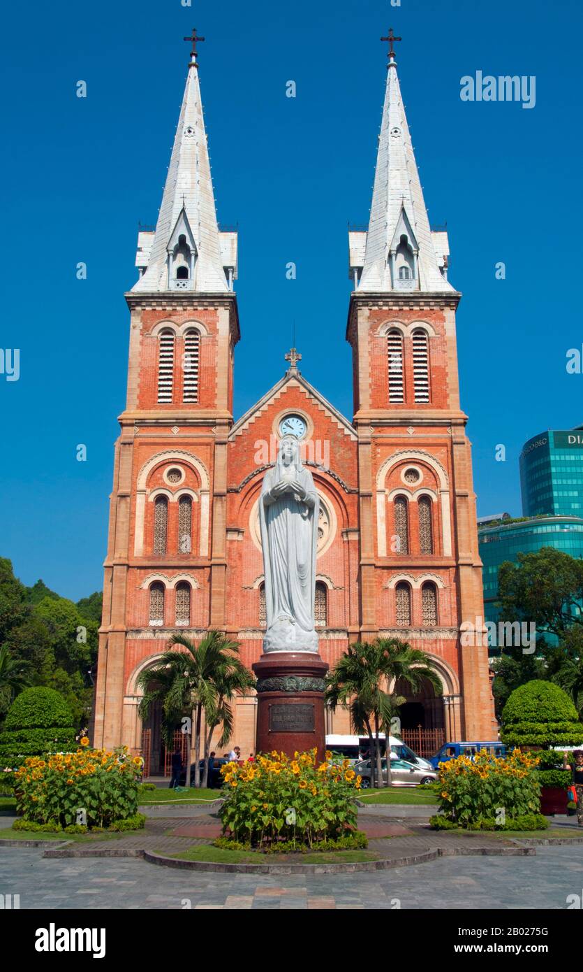 Vietnam : Cathédrale notre Dame, Saigon (Ho Chi Minh ville). La basilique notre-Dame de Saigon, officiellement basilique notre-Dame de l'Immaculée conception, est une cathédrale située à Ho Chi Minh ville (Saigon). Fondée par les colons français, la cathédrale a été construite entre 1863 et 1880. Il a deux clochers, atteignant une hauteur de 58 mètres (190 pieds). L'ancien empereur Bảo Đại a fait de Saigon la capitale de l'État du Vietnam en 1949 avec lui-même comme chef de l'État. Après que le Việt Minh ait pris le contrôle du Nord-Vietnam en 1954, il est devenu courant de désigner le gouvernement de Saigon comme le « Sud-Vietnam ». Banque D'Images