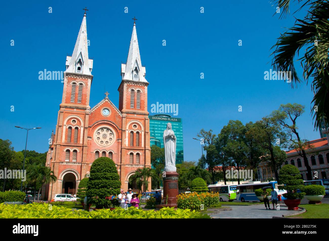 Vietnam : Cathédrale notre Dame, Saigon (Ho Chi Minh ville). La basilique notre-Dame de Saigon, officiellement basilique notre-Dame de l'Immaculée conception, est une cathédrale située à Ho Chi Minh ville (Saigon). Fondée par les colons français, la cathédrale a été construite entre 1863 et 1880. Il a deux clochers, atteignant une hauteur de 58 mètres (190 pieds). L'ancien empereur Bảo Đại a fait de Saigon la capitale de l'État du Vietnam en 1949 avec lui-même comme chef de l'État. Après que le Việt Minh ait pris le contrôle du Nord-Vietnam en 1954, il est devenu courant de désigner le gouvernement de Saigon comme le « Sud-Vietnam ». Banque D'Images