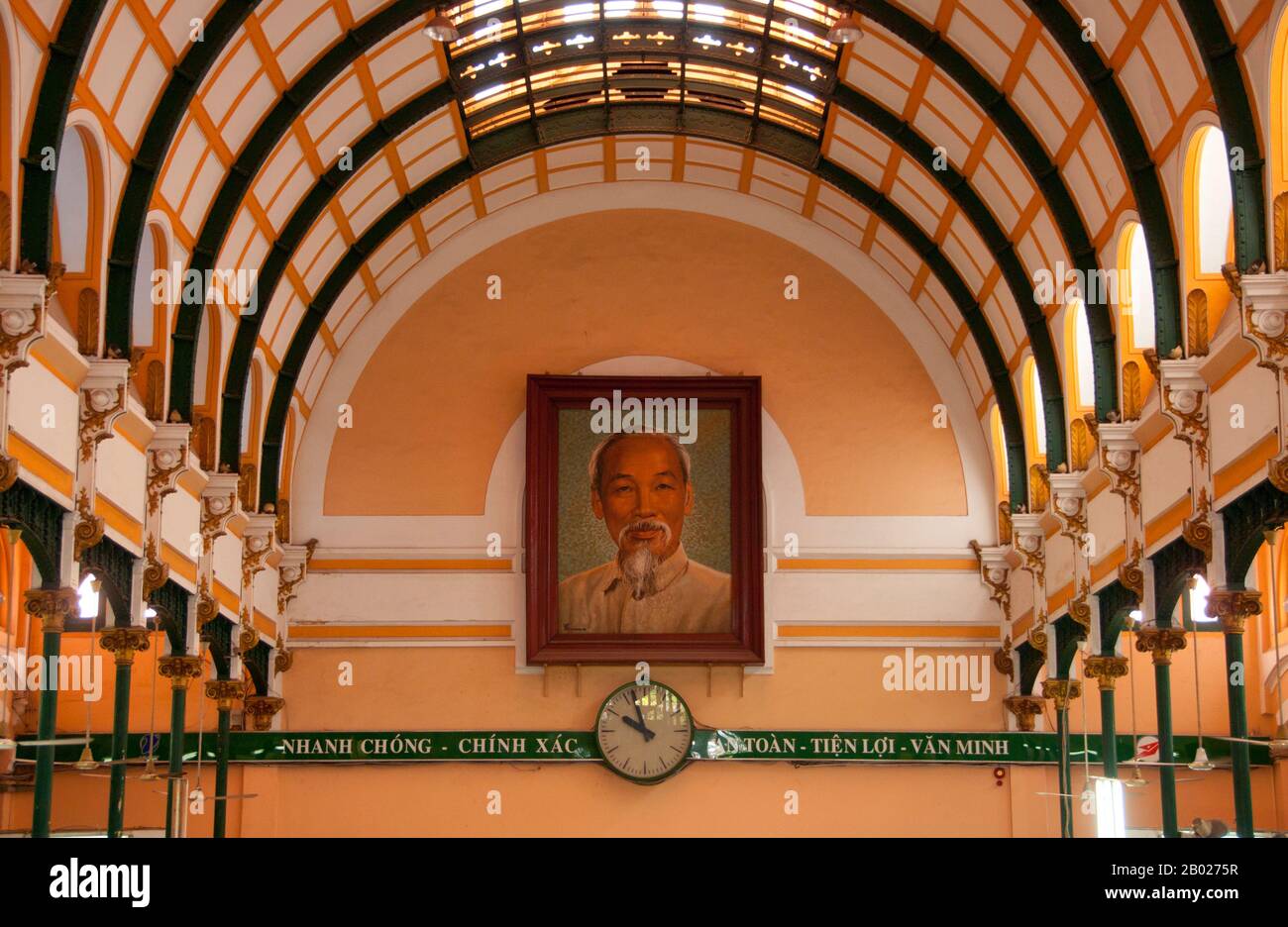 Vietnam : un portrait géant de Ho Chi Minh survole l'intérieur de la poste coloniale française, Saigon (Ho Chi Minh-ville). Le bureau de poste général de Saigon, à côté de la cathédrale notre-Dame, a été construit entre 1886 et 1891. Conçu par Gustave Eiffel (célèbre Tour Eiffel), l'intérieur voûté rappelle une grande gare européenne du XIXe siècle. L'ancien empereur Bảo Đại a fait de Saigon la capitale de l'État du Vietnam en 1949 avec lui-même comme chef de l'État. Banque D'Images