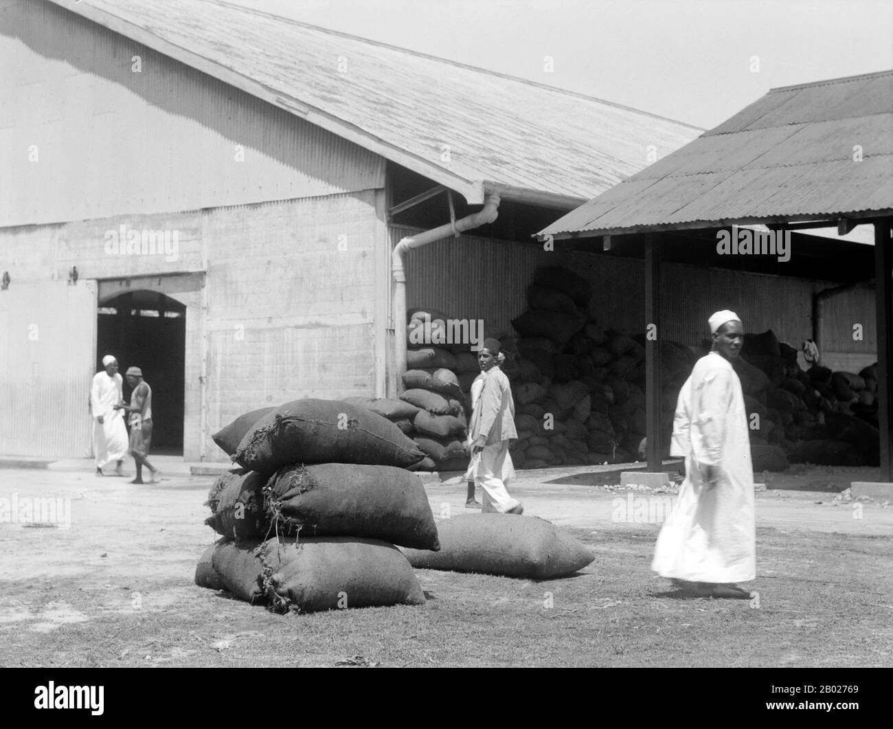 Zanzibar (de l'arabe: زنجبار‎ Zanjibār, du persan: زنگبار‎ Zangibār'Coast of Blacks'; zangi [pelé noir] + bār [côte]) est une partie semi-autonome de la Tanzanie en Afrique de l'est. Il est composé de l'archipel de Zanzibar dans l'océan Indien, 25 à 50 kilomètres au large de la côte continentale, et se compose de nombreuses petites îles et deux grandes îles: Unguja (l'île principale, appelée officieusement Zanzibar), et Pemba. La capitale de Zanzibar, située sur l'île d'Unguja, est Zanzibar City. Son centre historique, connu sous le nom de Stone Town, est un site classé au patrimoine mondial et est déclaré être Banque D'Images