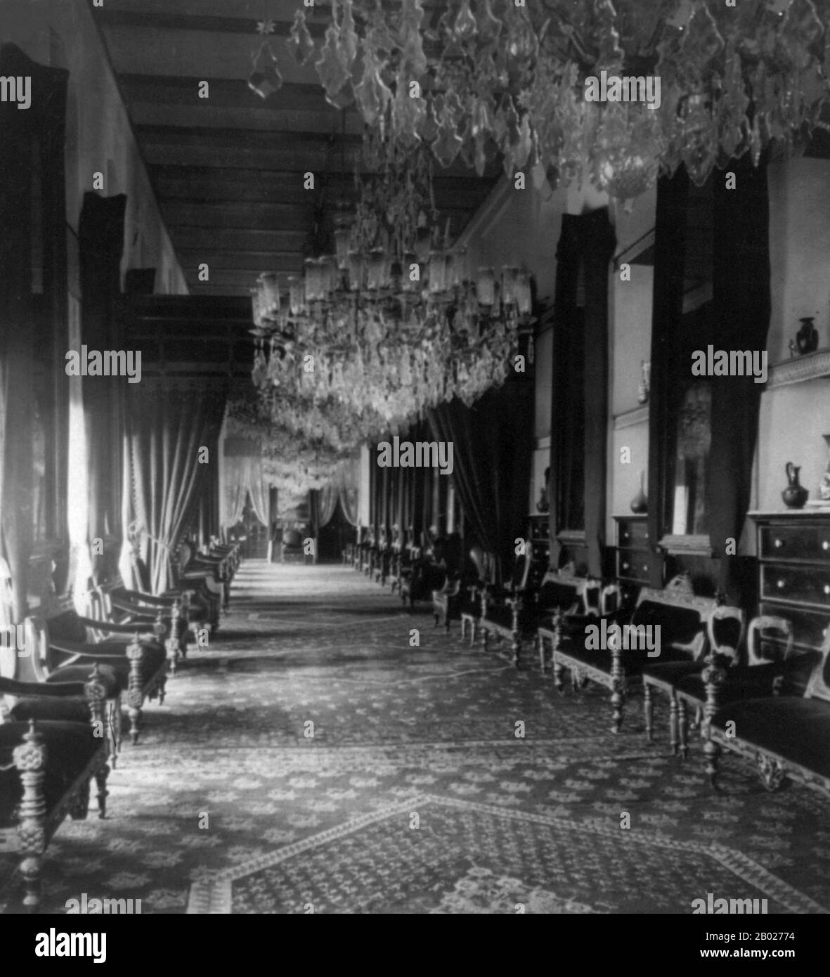 Tanzanie/Zanzibar : salle du trône dans le Palais du Sultan, v. 1912. Zanzibar est une partie semi-autonome de la Tanzanie en Afrique de l'est. Il est composé de l'archipel de Zanzibar dans l'océan Indien, à 25-50 km (16-31 mi) au large des côtes du continent, et se compose de nombreuses petites îles et deux grandes : Unguja (l'île principale, appelée officieusement Zanzibar), et Pemba. La capitale de Zanzibar, située sur l'île d'Unguja, est la ville de Zanzibar. Son centre historique, connu sous le nom de Stone Town, est un site du patrimoine mondial. Banque D'Images