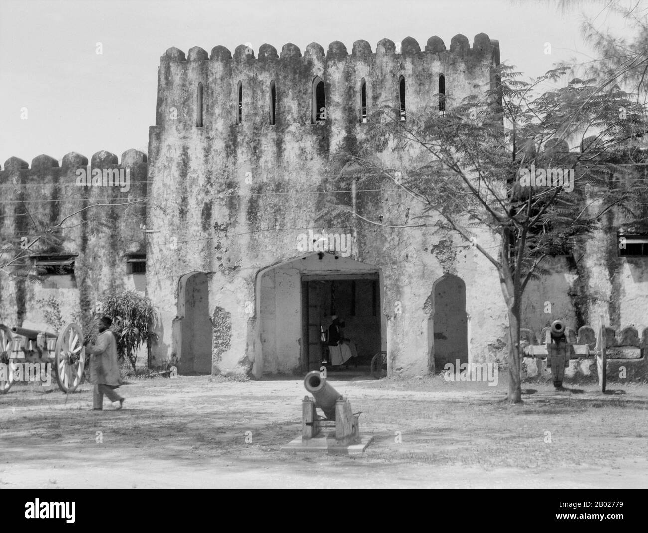 Zanzibar (de l'arabe: زنجبار‎ Zanjibār, du persan: زنگبار‎ Zangibār'Coast of Blacks'; zangi [pelé noir] + bār [côte]) est une partie semi-autonome de la Tanzanie en Afrique de l'est. Il est composé de l'archipel de Zanzibar dans l'océan Indien, 25 à 50 kilomètres au large de la côte continentale, et se compose de nombreuses petites îles et deux grandes îles: Unguja (l'île principale, appelée officieusement Zanzibar), et Pemba. La capitale de Zanzibar, située sur l'île d'Unguja, est Zanzibar City. Son centre historique, connu sous le nom de Stone Town, est un site classé au patrimoine mondial et est déclaré être Banque D'Images