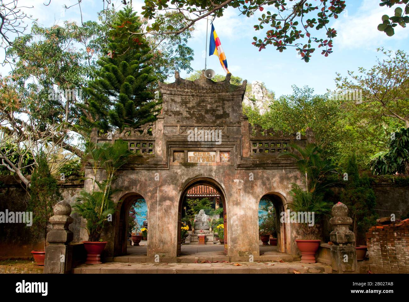 Vietnam : porte d'entrée de Chùa Tam Thai (Temple Tam Thai), montagnes de marbre, près de Danang. Les montagnes de marbre, à environ 7 km au sud de Danang, contiennent une série de cavernes qui ont longtemps abrité une série de sanctuaires dédiés à Bouddha ou à Confucius. Banque D'Images