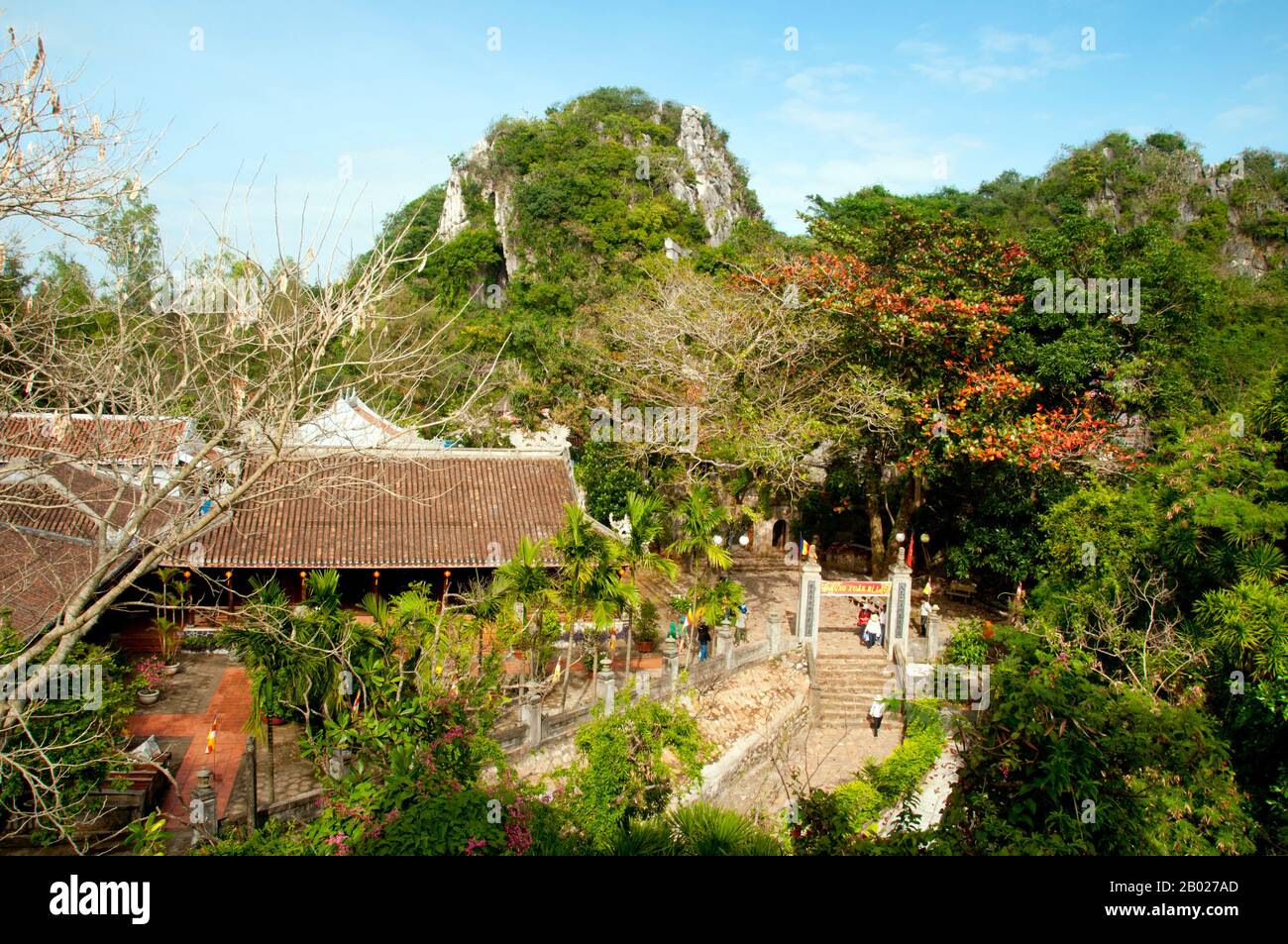 Vietnam : Chùa Tam Thai (temple Tam Thai), un temple bouddhiste dans les montagnes de marbre, près de Danang. Les montagnes de marbre, à environ 7 km au sud de Danang, contiennent une série de cavernes qui ont longtemps abrité une série de sanctuaires dédiés à Bouddha ou à Confucius. Banque D'Images